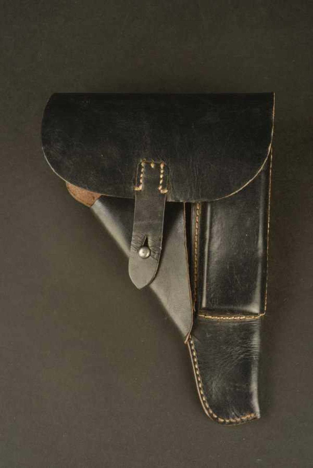 Holster de pistolet P38En cuir lisse noir, neuf de stock. Marqué au dos P38, 0/0833/0007, aigle