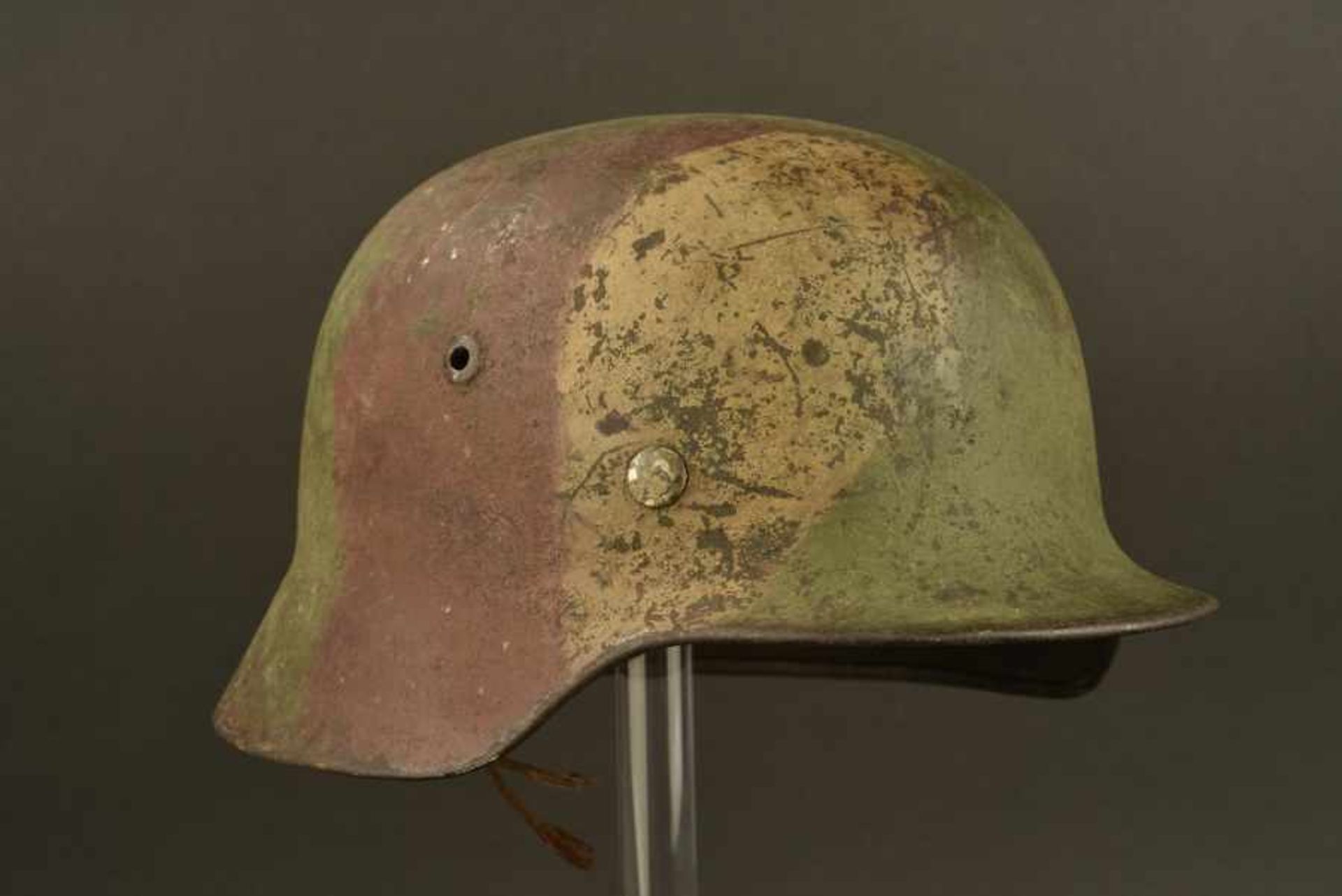 Casque allemand camouflé trois tonsCoque de casque modèle 35, fabrication ET 64, numéro de lot 4778.