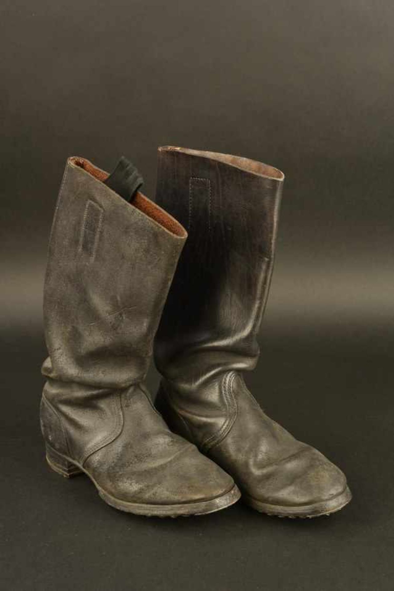 Bottes troupeEn cuir lisse noir, semelles cloutées et ferrées. Paire homogène, aucuns marquages