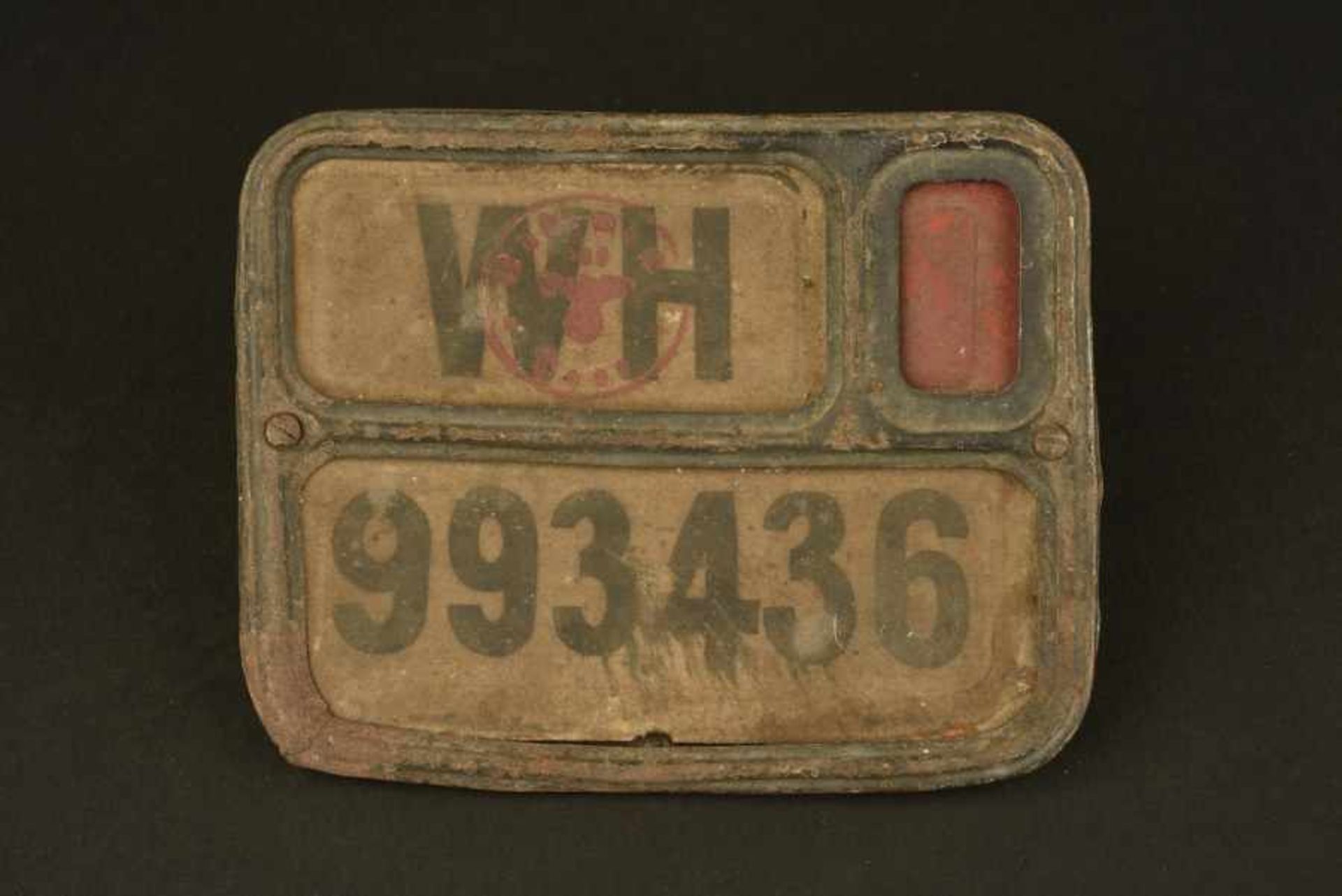 Plaque d'immatriculation de Schwimmwagen provenant de Morteau CouliboeufPlaque en métal sur son