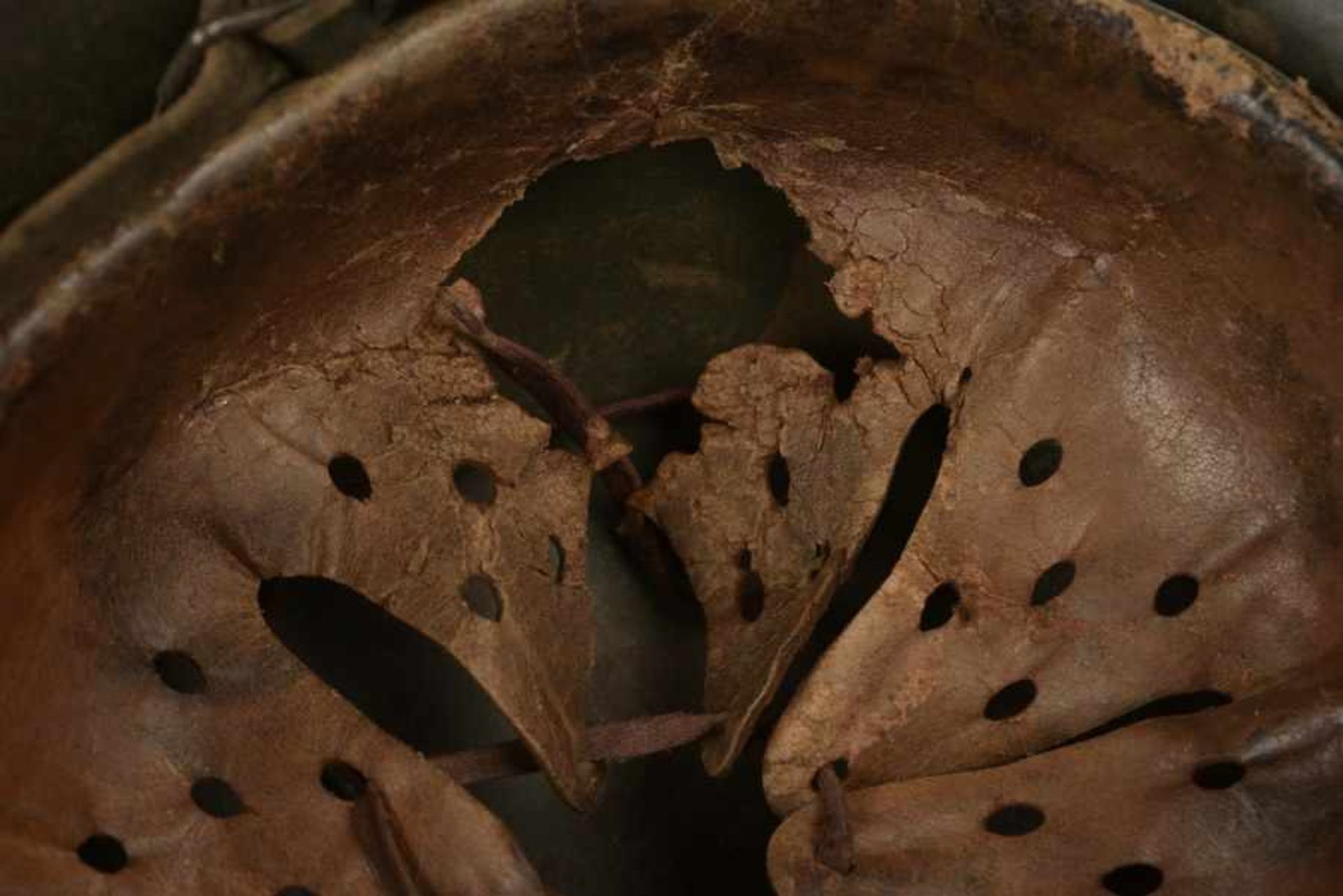 Casque de la Waffen SS. Waffen SS helmet Coque de casque M-40, fabrication ET 64. numéro de lot 819. - Image 3 of 4