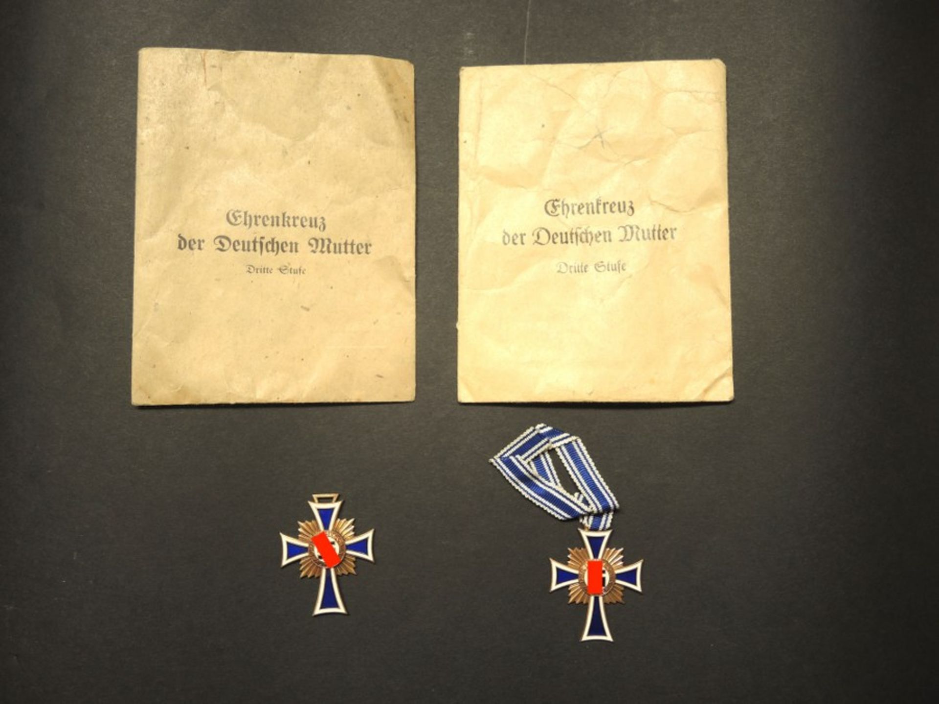 Ensemble de Croix des MèresComprenant deux Croix des Mères, modèles bronze, bien datées 1938, un