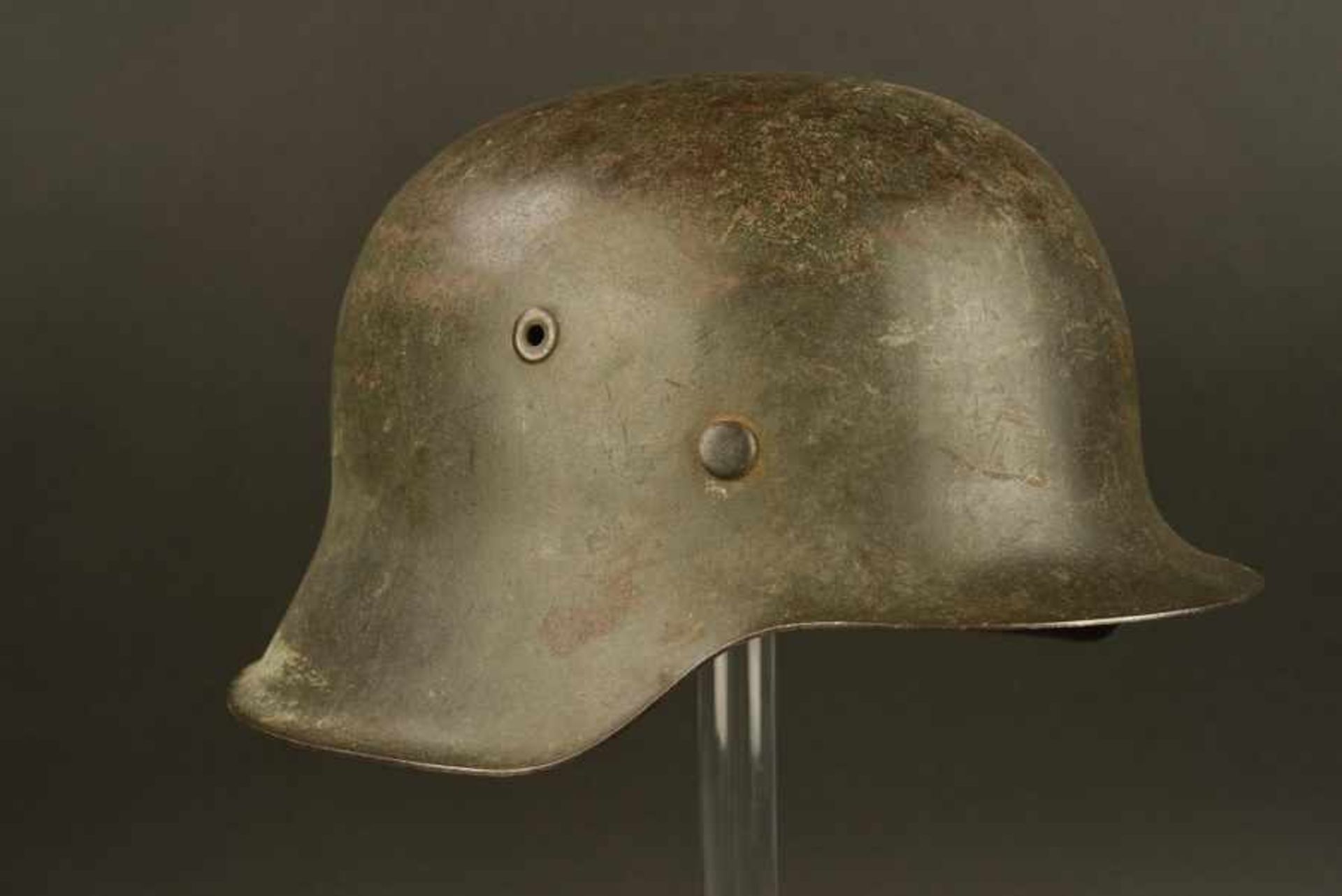 Casque de la HeerCoque de casque modèle 42, fabrication NS 64, numéro de lot 0716. Peinture à 80%.