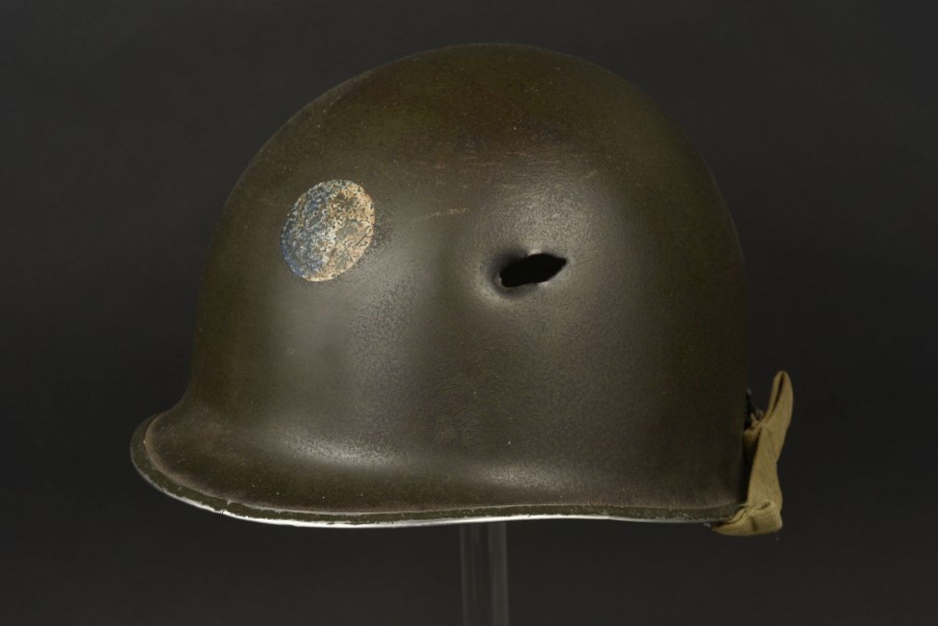 Coque de casque avec impact du soldat Lee Benson de la 29ème DI US. Helmet shell with bullet