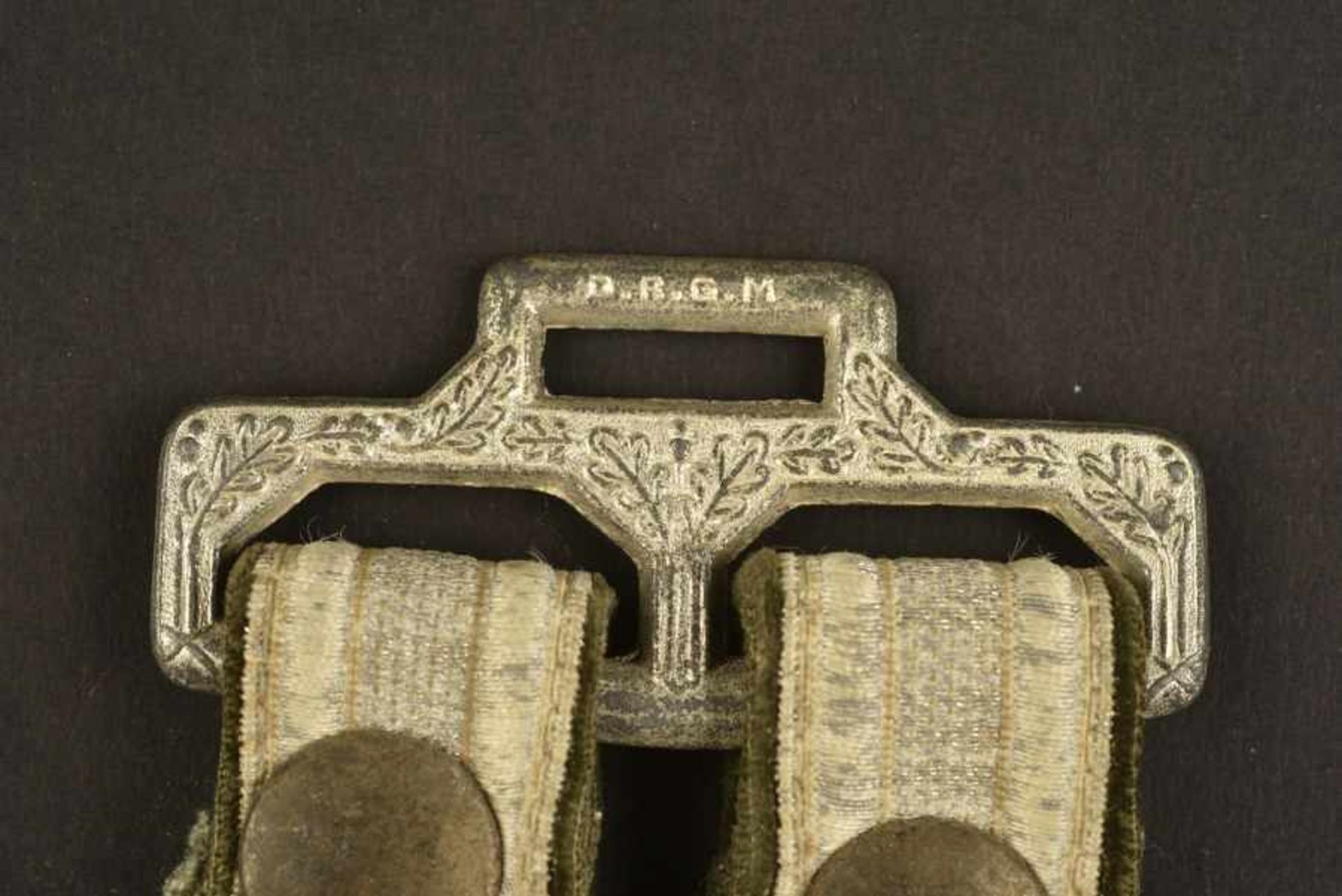 Bélières de dague de la HeerEn fil argenté sur velours vert. Parties métalliques décorées de - Bild 2 aus 4