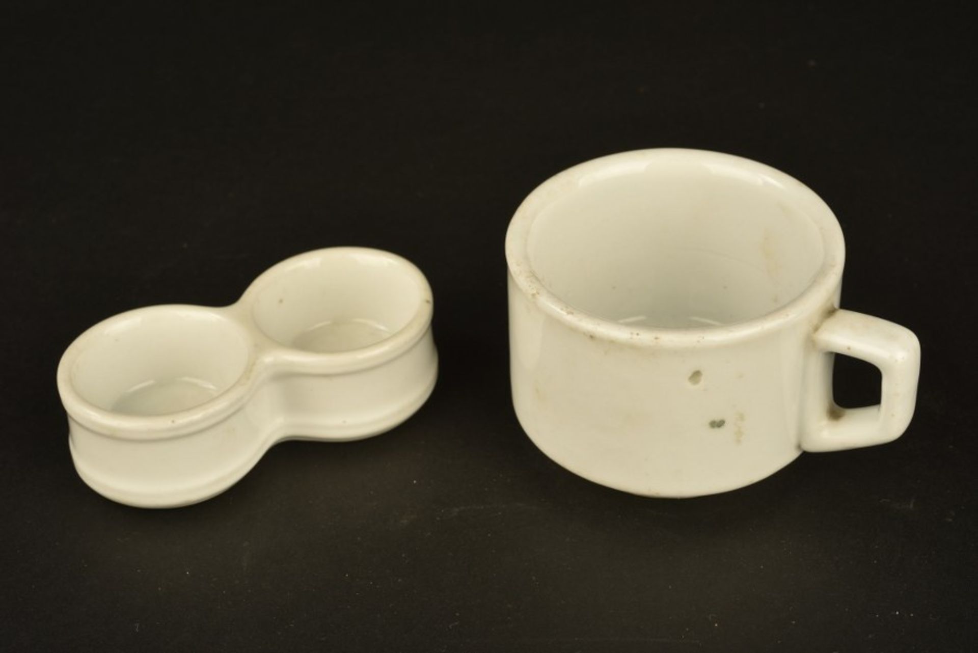 Vaisselle de la LuftwaffeComprenant une tasse en porcelaine blanche, fabrication Bavaria 1941. Une