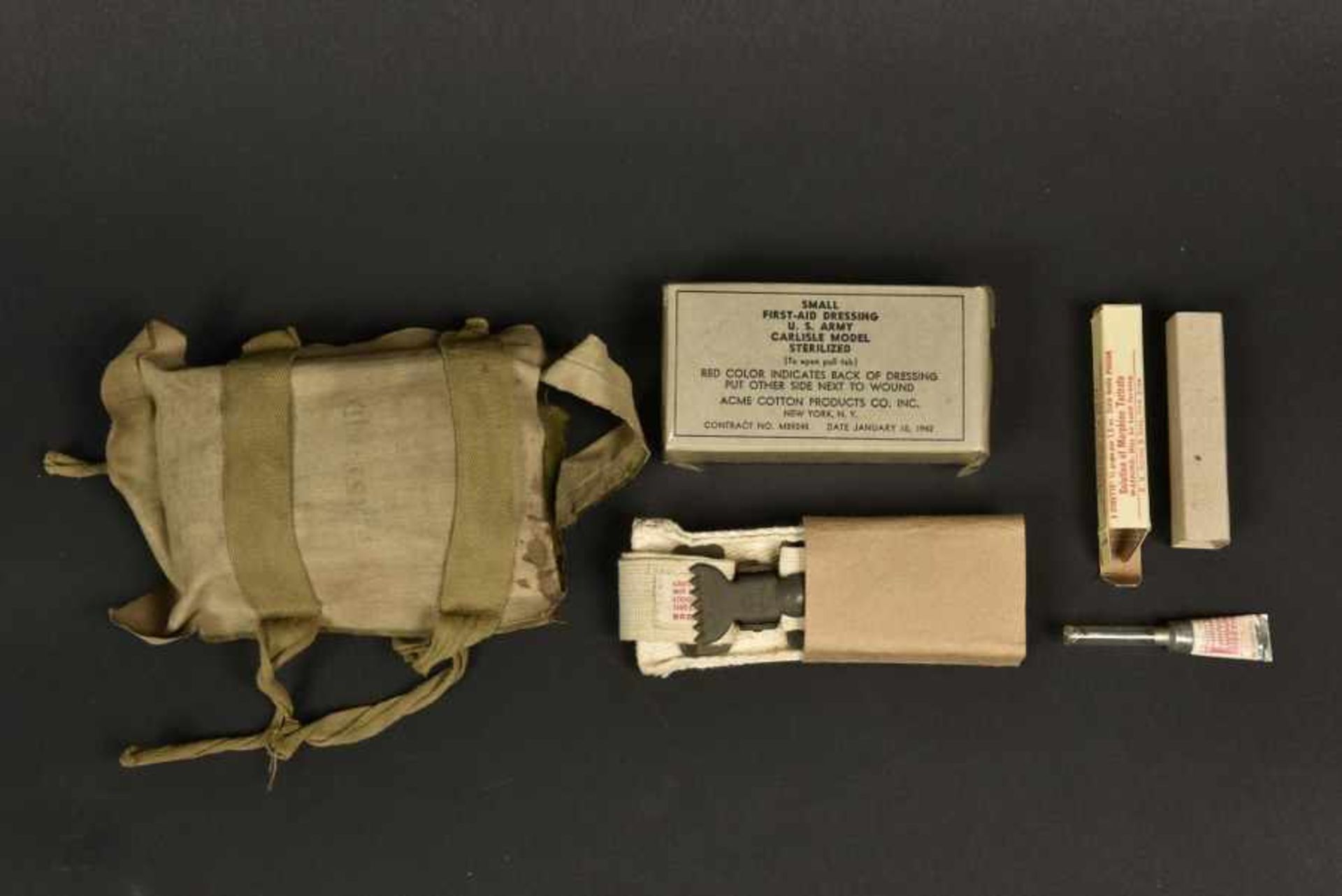 Kit First Aid de parachutiste. Paratrooper’s First Aid KitPochette en toile imperméable, ouverte d' - Bild 2 aus 4