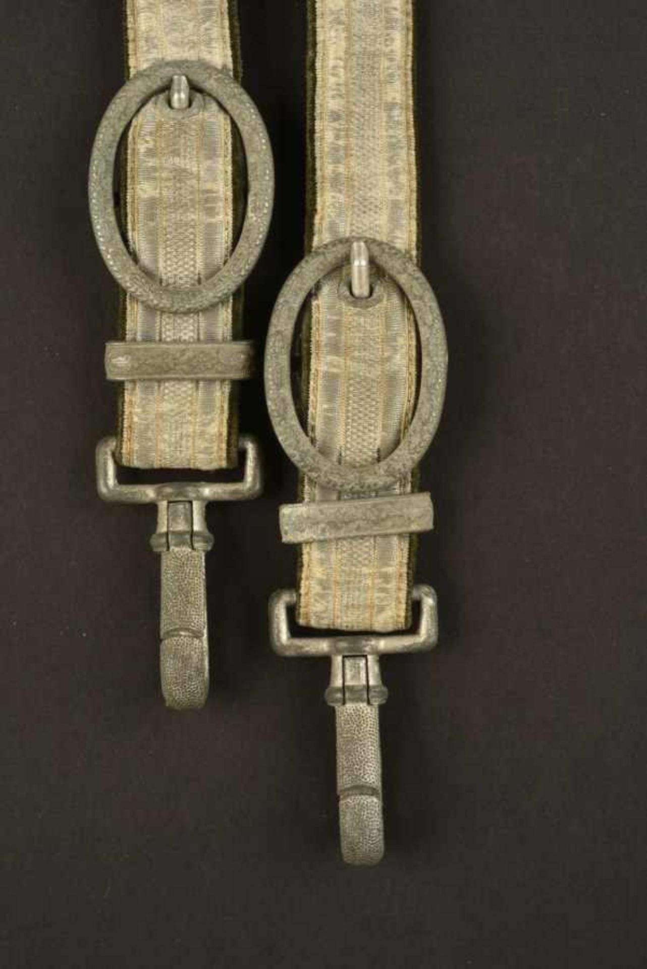 Bélières de dague de la HeerEn fil argenté sur velours vert. Parties métalliques décorées de - Bild 3 aus 4