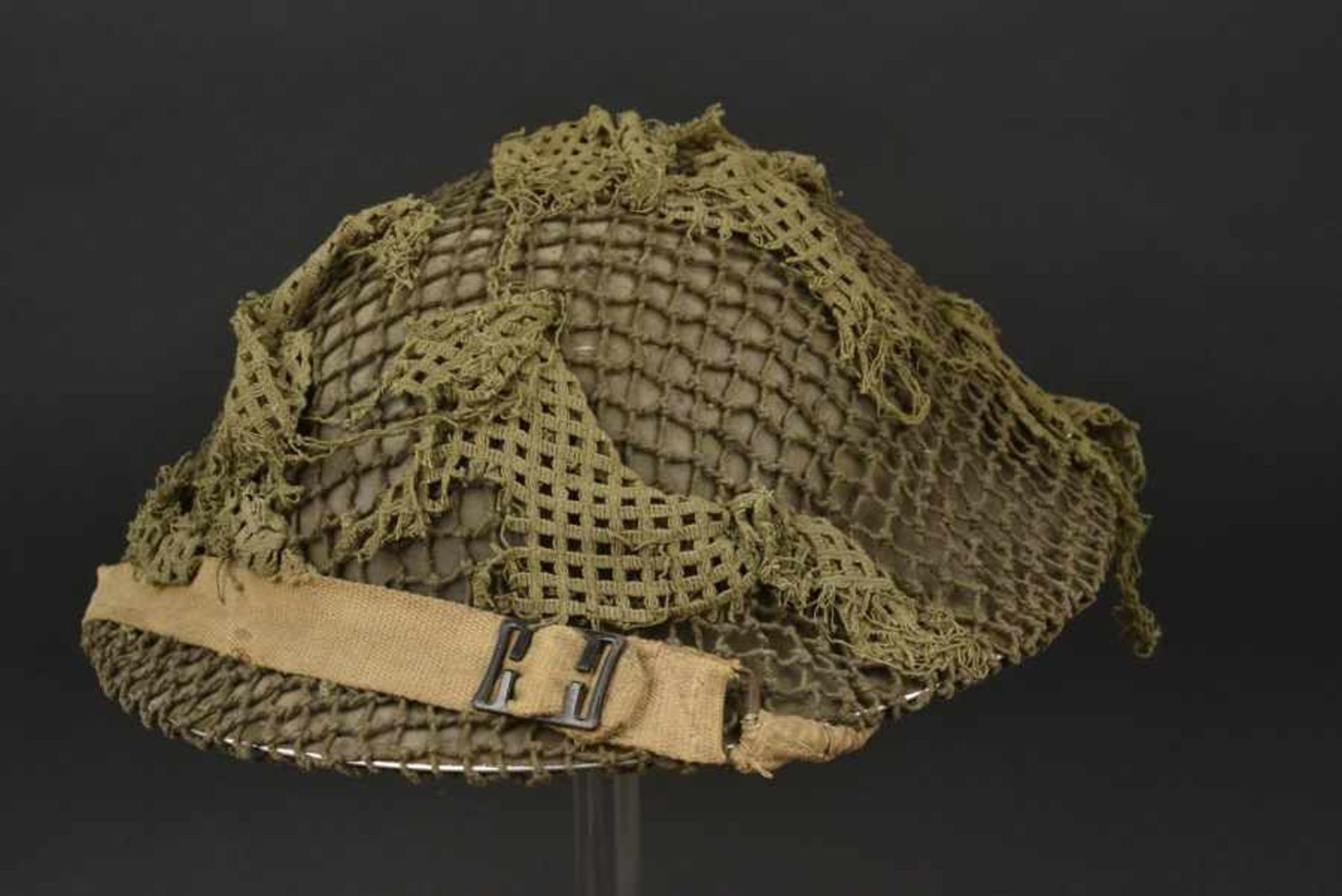 Casque canadien avec filet de camouflage monté d'origine Canadian helmet bearing its original