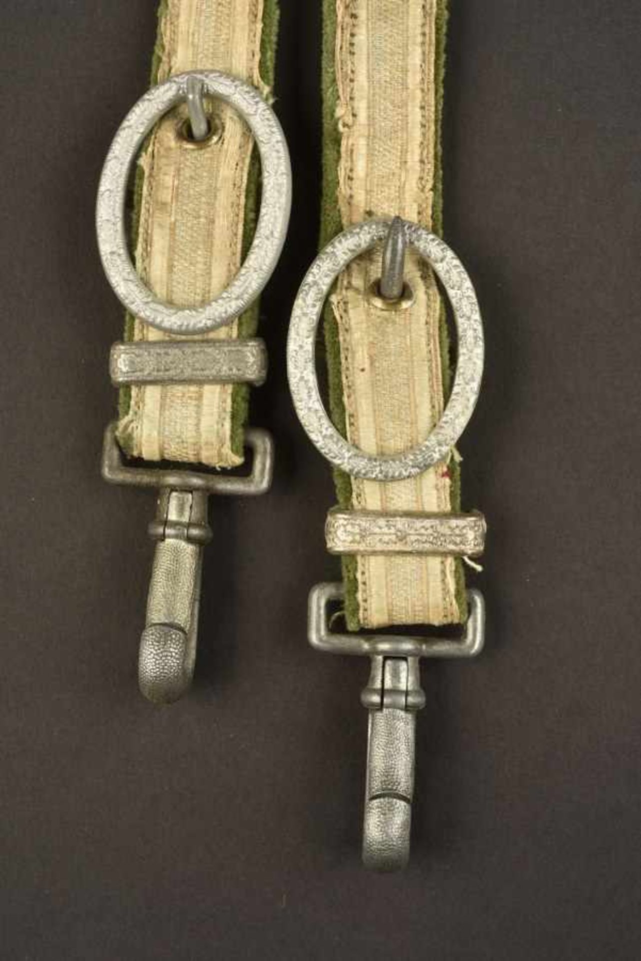 Bélières de dague d'officier de la HeerEn fil argenté sur velours vert. Les parties métalliques sont - Bild 4 aus 4
