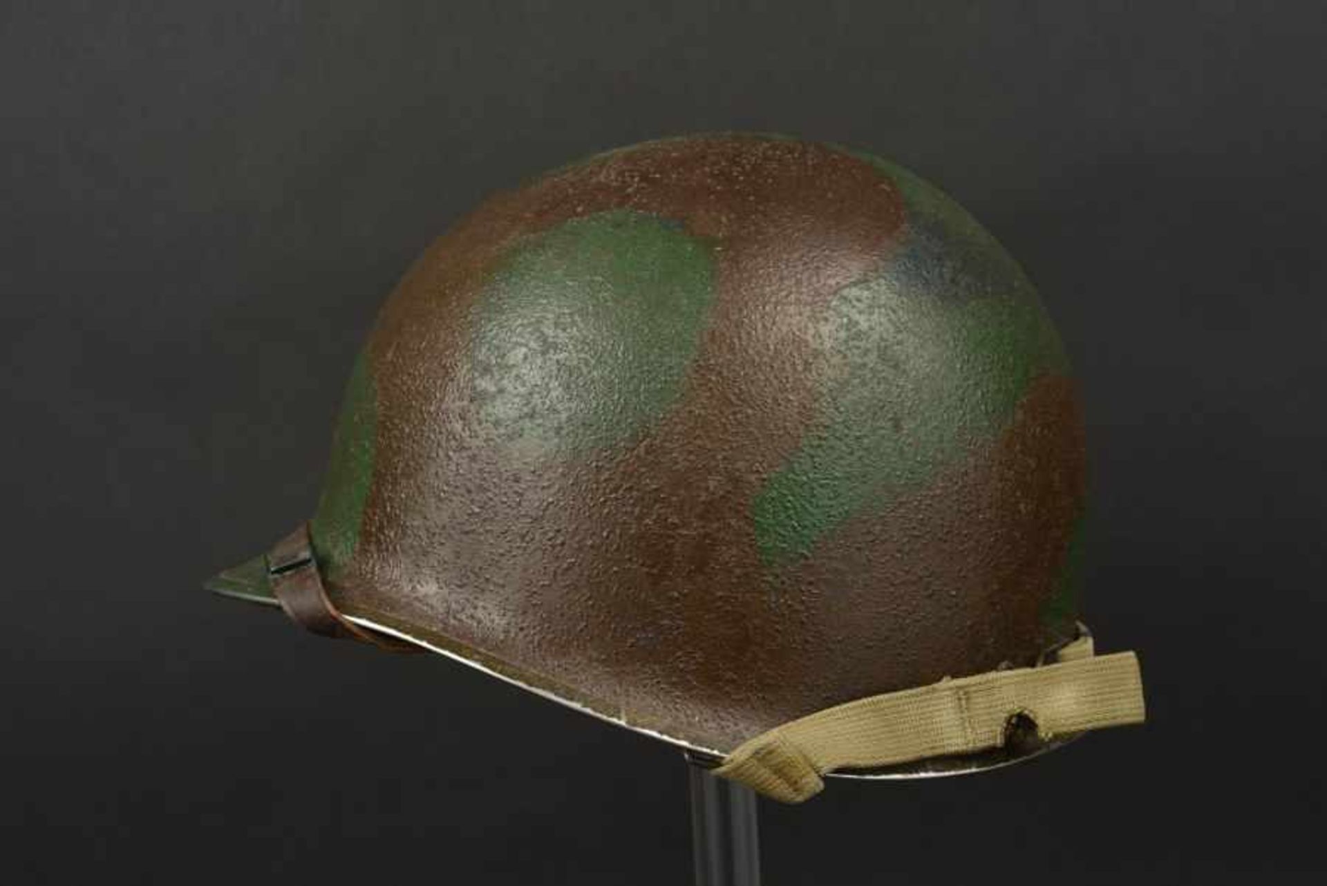 Casque camouflé d'un capitaine de la 2ème DB française. Camouflaged helmet of a Captain of the 2nd - Image 4 of 4