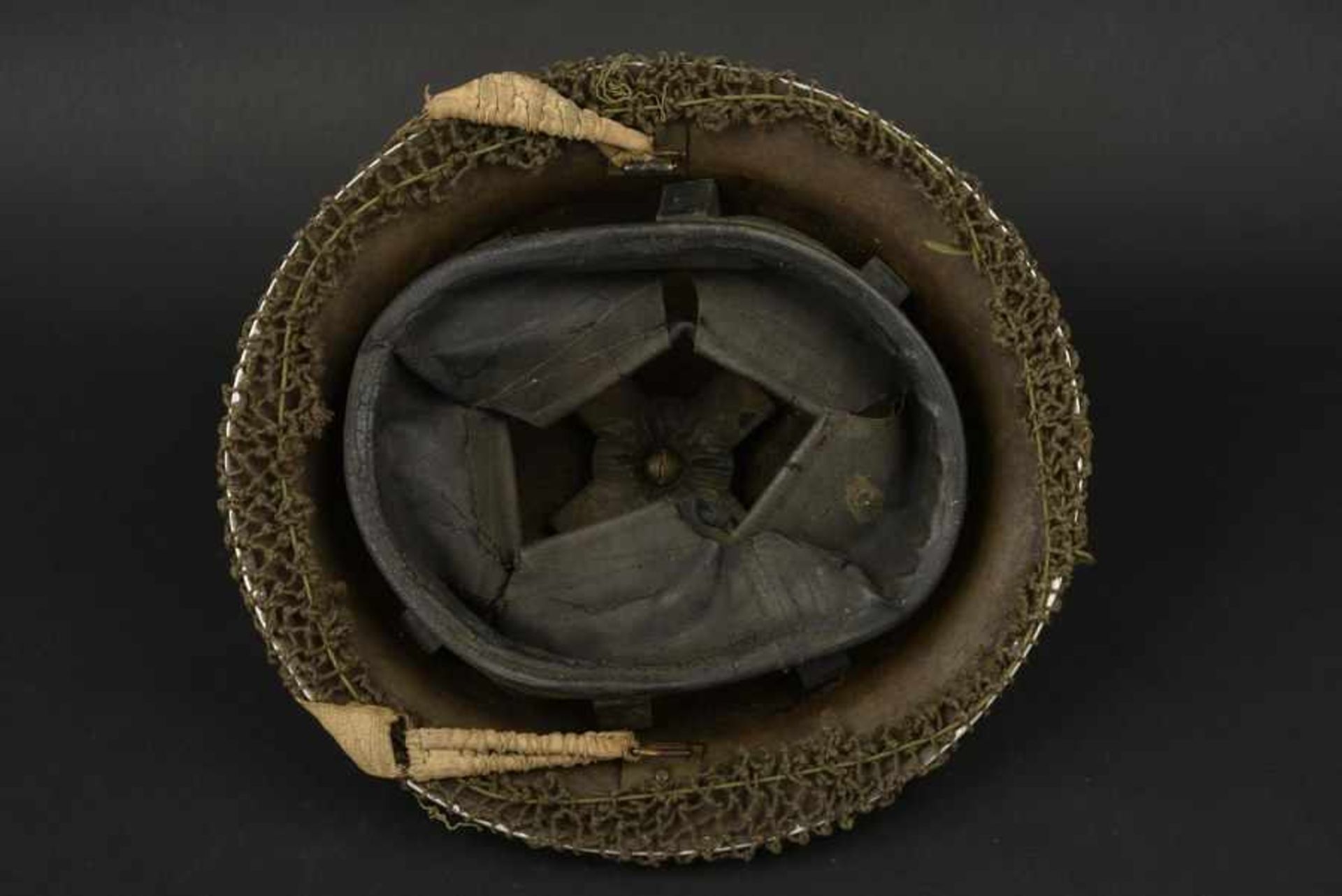 Casque canadien avec filet de camouflage monté d'origine Canadian helmet bearing its original - Image 2 of 4