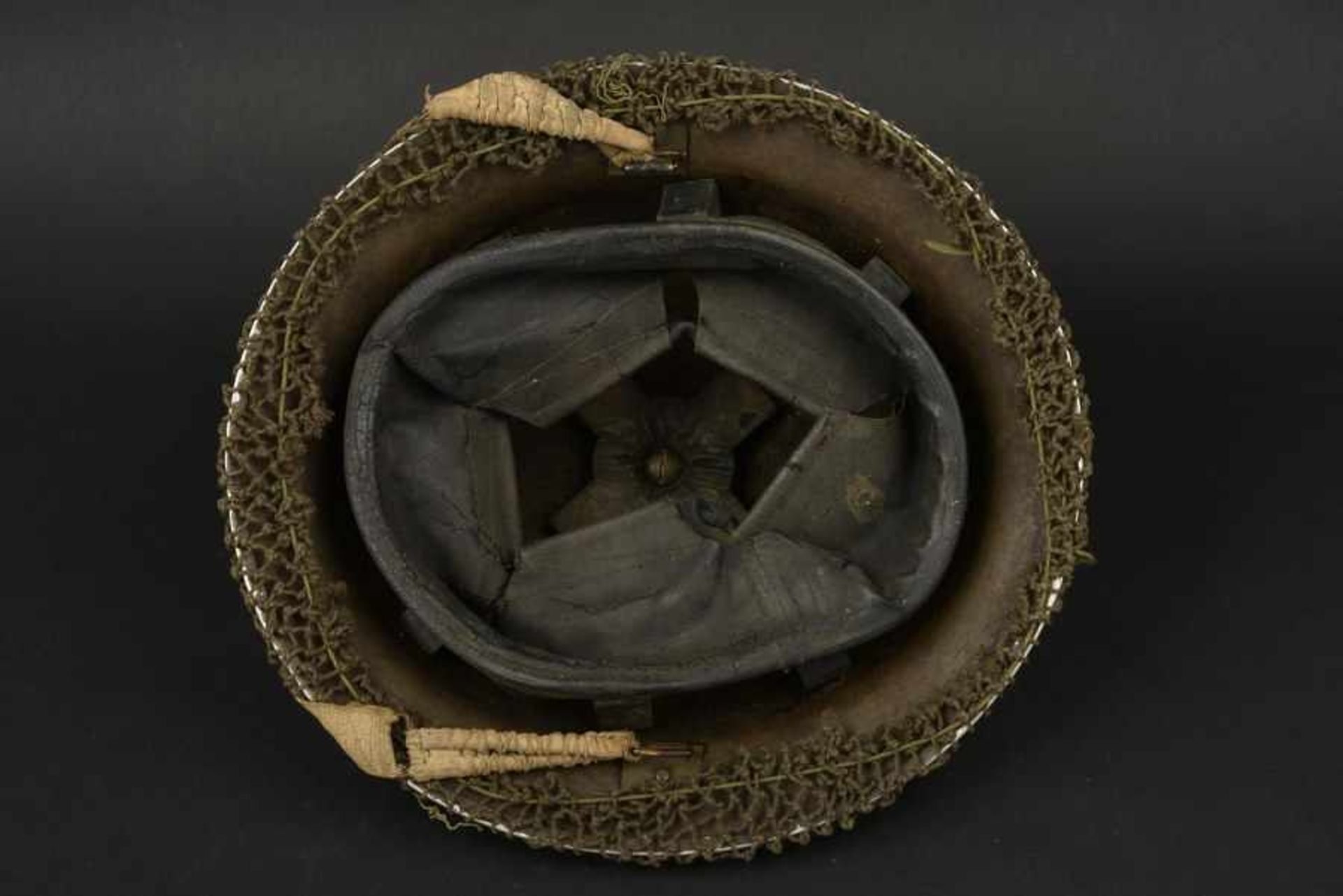 Casque canadien avec filet de camouflage monté d'origine Canadian helmet bearing its original - Bild 2 aus 4