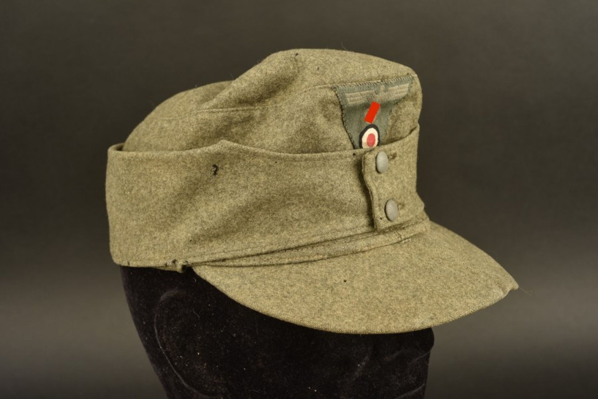 Casquette M-43 de la HeerEn drap Feldgrau, pièce terrain, portée. Deux boutons fermant le rabat.