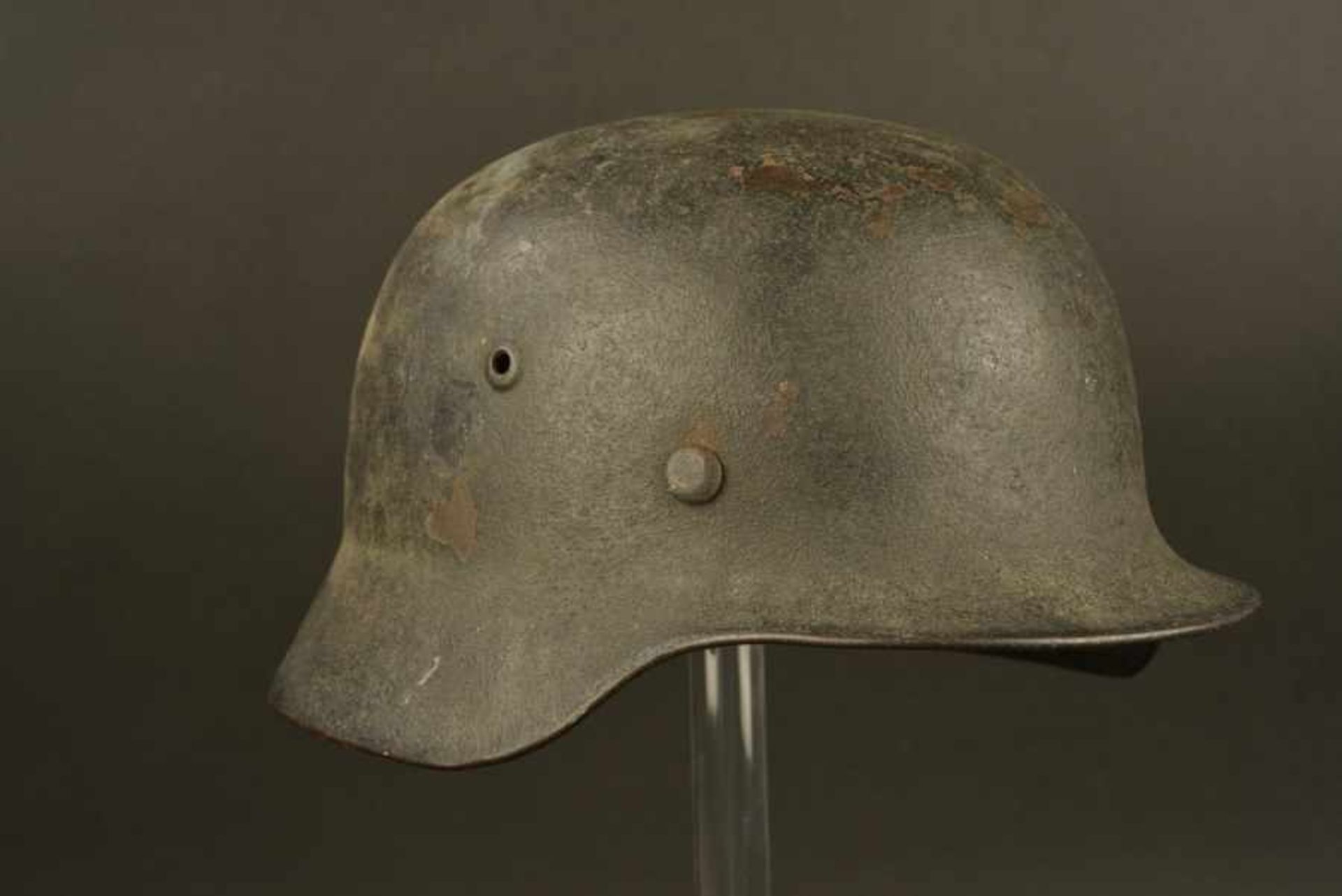 Casque de la LuftwaffeCoque de casque M-40, fabrication HKP 66, numéro de lot illisible. Peinture