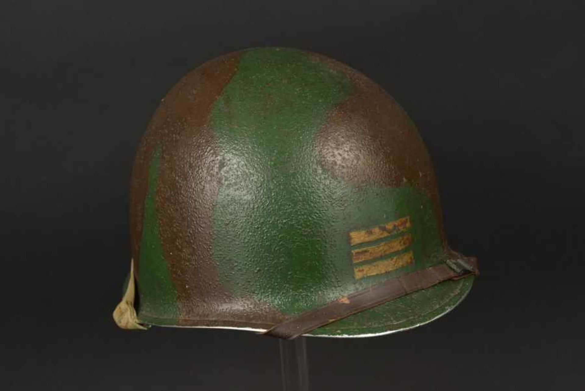 Casque camouflé d'un capitaine de la 2ème DB française. Camouflaged helmet of a Captain of the 2nd
