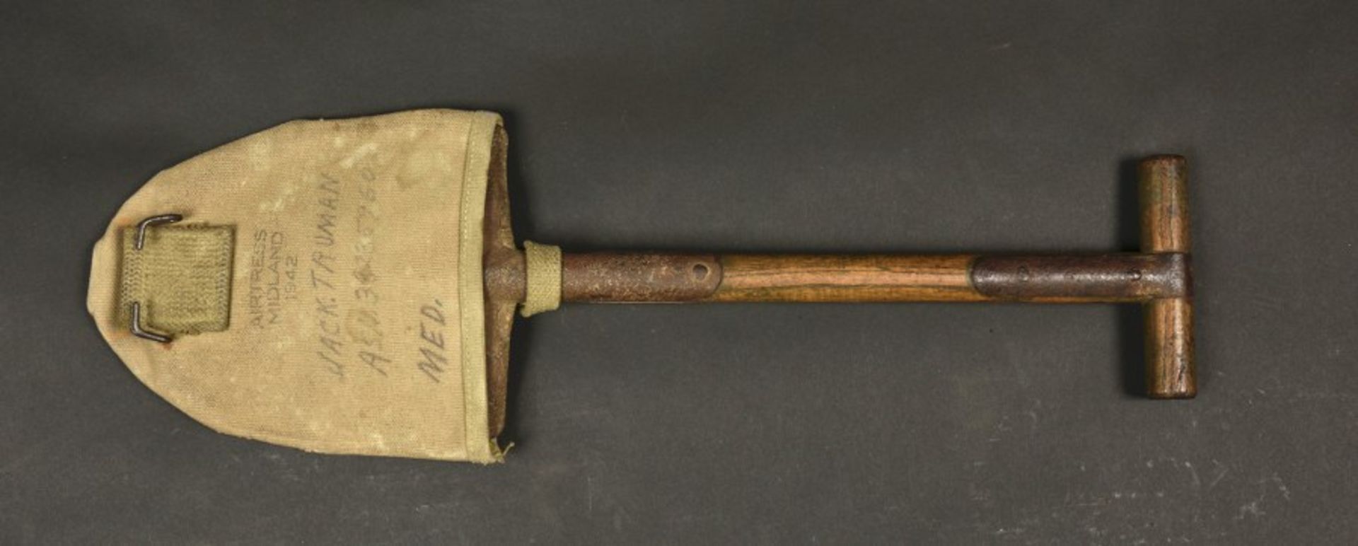 Pelle de l'infirmier parachutiste Jack Truman. Shovel belonging to paratrooper medic Jack