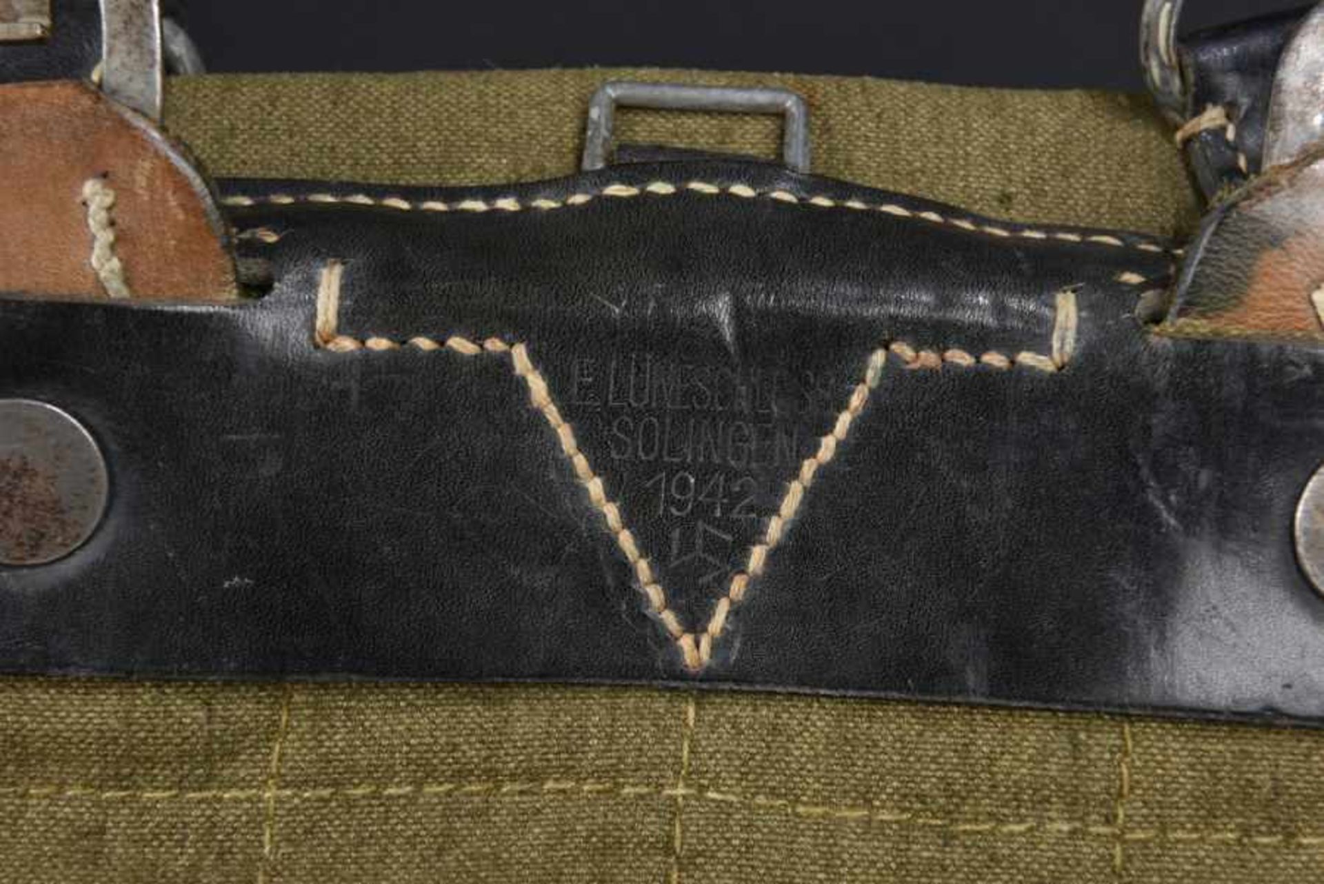 Sacs à dos allemandComprenant deux sacs à dos en toile Feldgrau et cuir. Les bretelles sont - Bild 3 aus 4