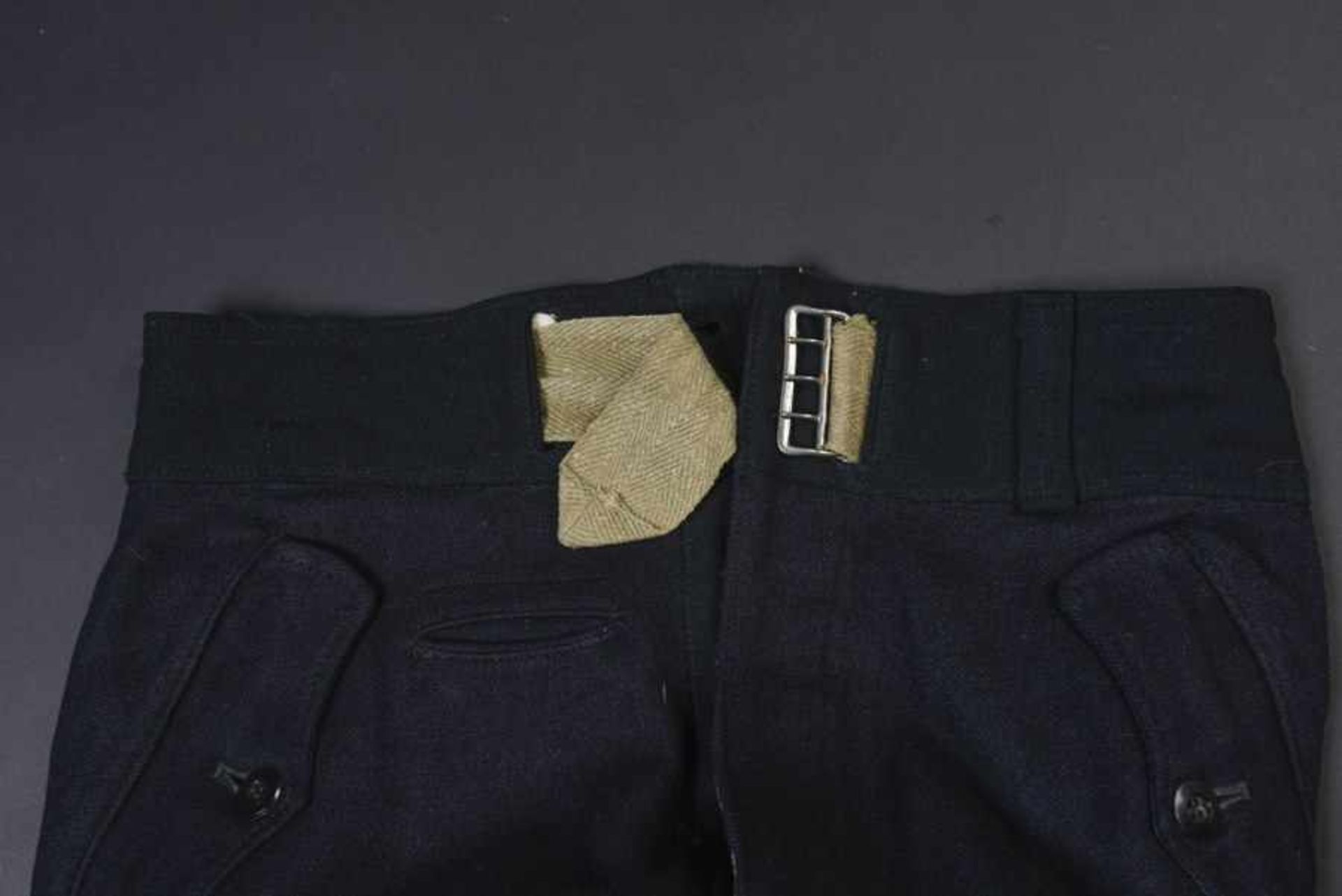 Pantalon panzerEn drap noir. Tous les boutons sont présents, ainsi que la ceinture en toile sable. - Bild 2 aus 4