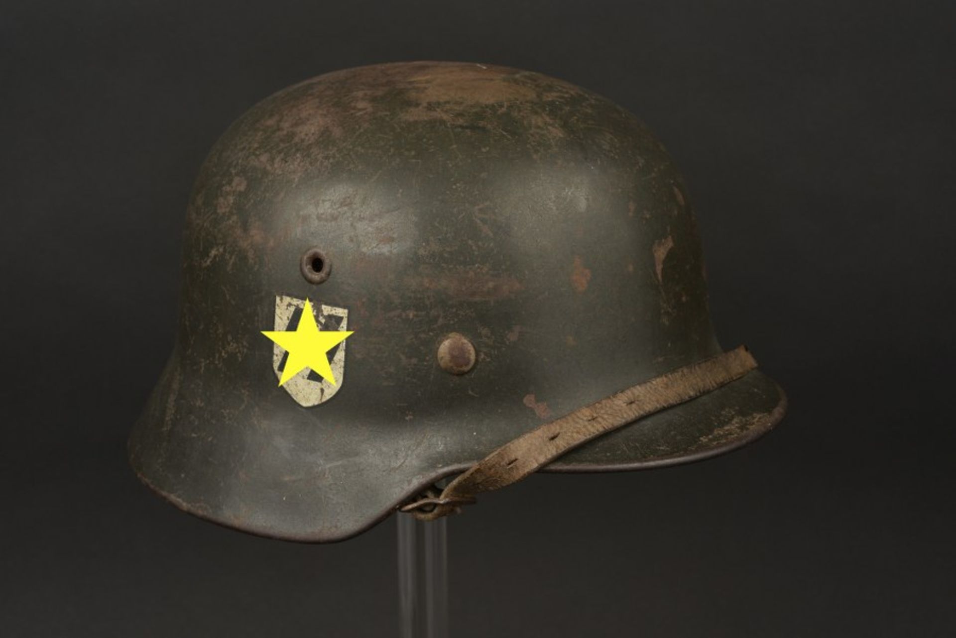 Casque de la Waffen SS. Waffen SS helmet Coque de casque M-40, fabrication ET 64. numéro de lot 819.