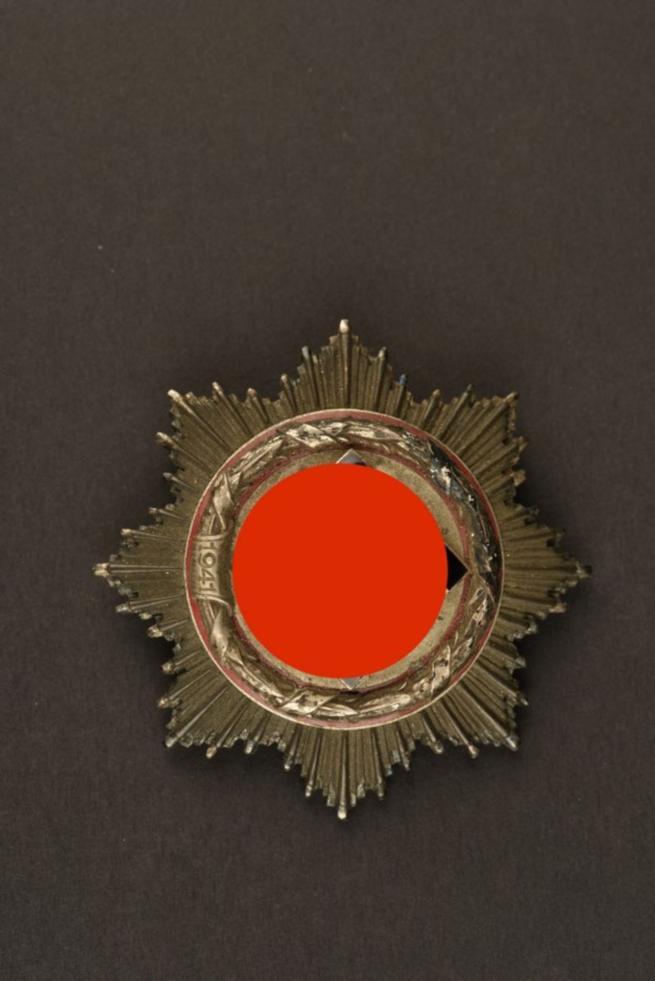 Croix allemande en argentModèle en argent. Partie métallique oxydée. Attache présente. Quatre rivets