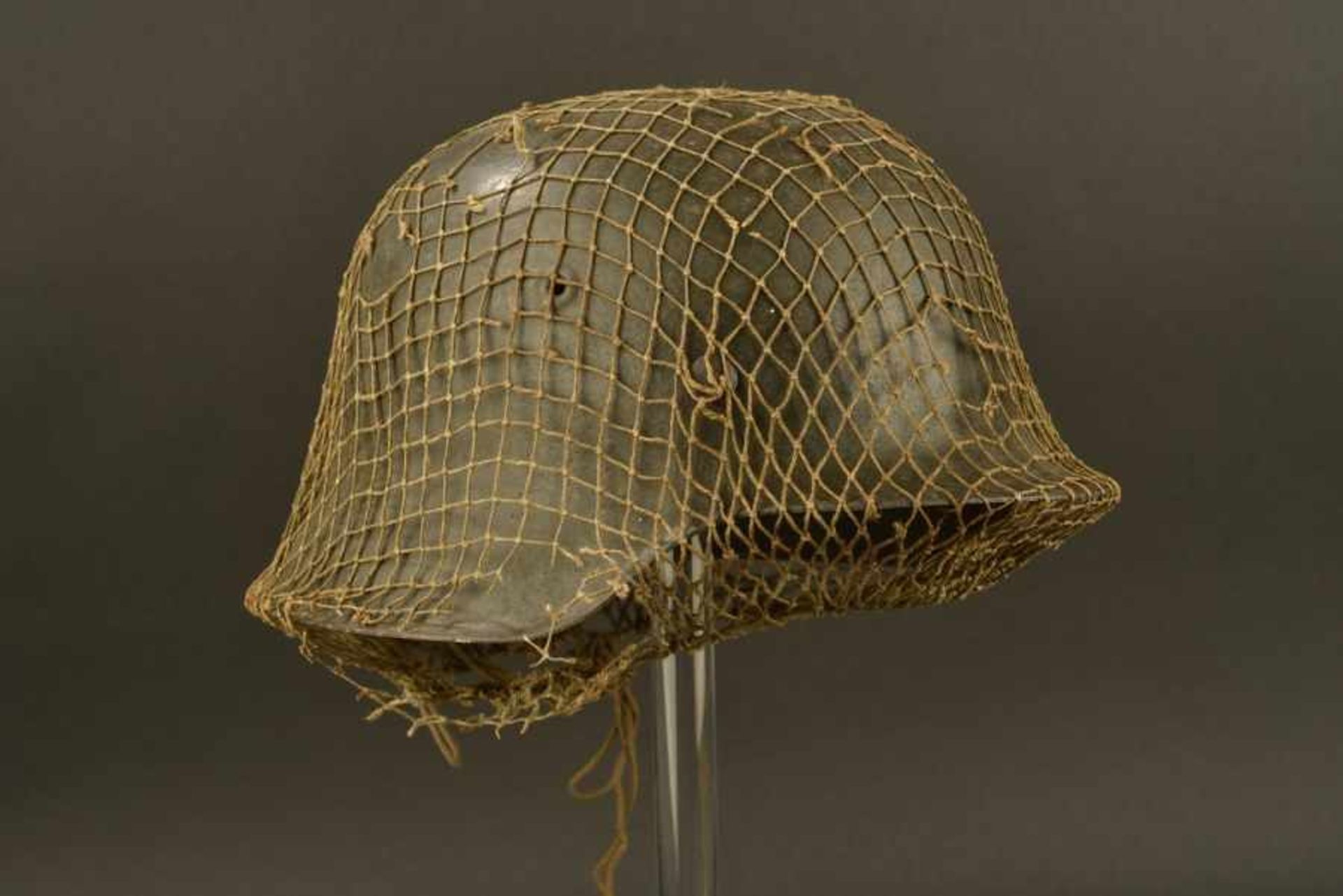 Casque allemand avec filet de camouflageCoque de casque M-42, fabrication ET 64, numéro de lot 2449.