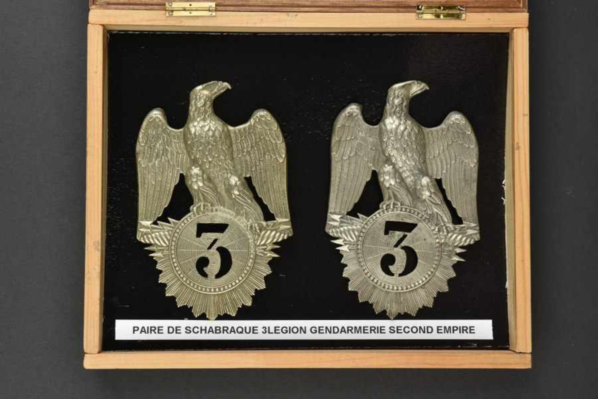 Une paire de Schabraque de la 3ème Légion de Gendarmerie sous le Second Empireattaches présentes.