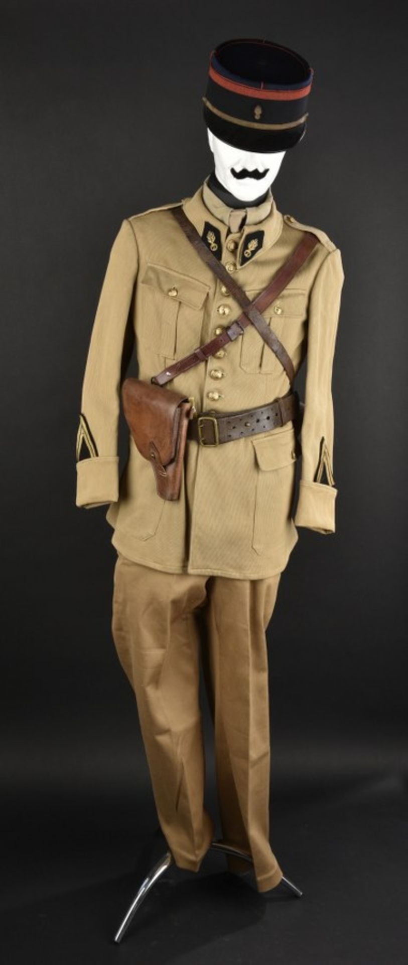 Mannequin d’un garde de la 7ème Légion de Gendarmerie Mobile en 1930 comprenant un képi modèle 25 de