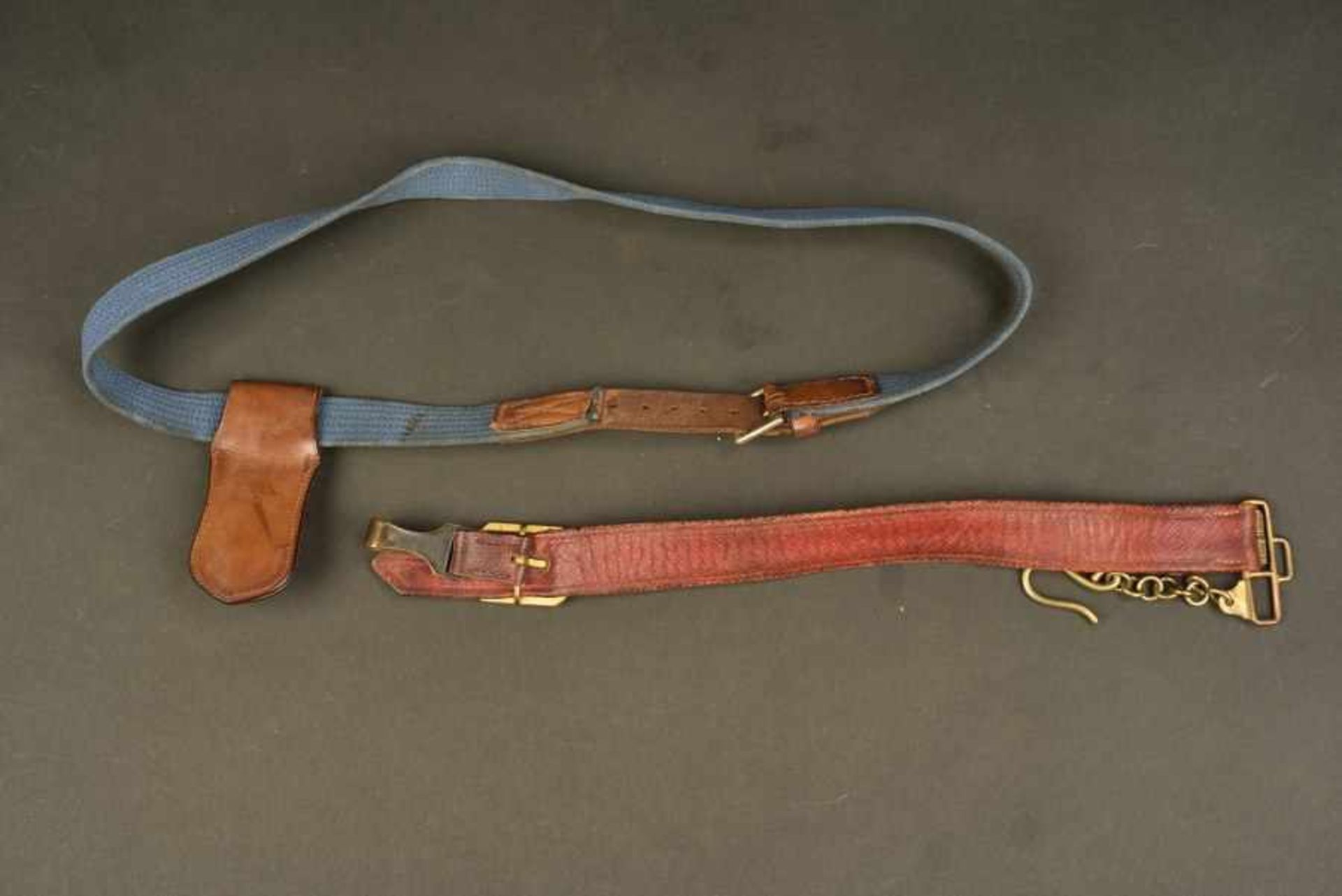 Porte sabre d'officierEn épais tissu bleu et cuir marron. Reste de marquages illisibles sous le - Bild 2 aus 2