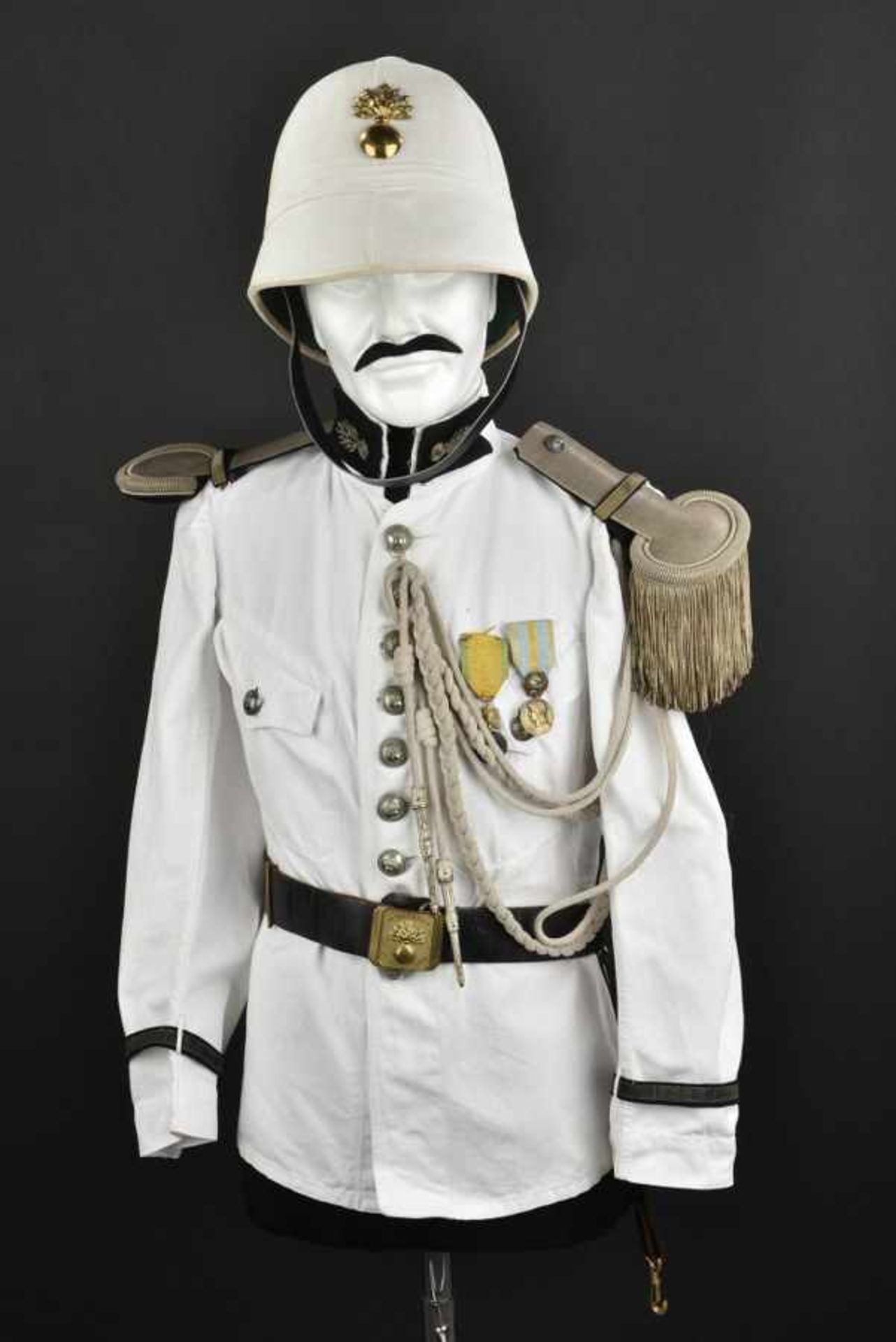 Bustier de sous-lieutenant de gendarmerie coloniale au modèle de 1880 comprenant un casque pain de