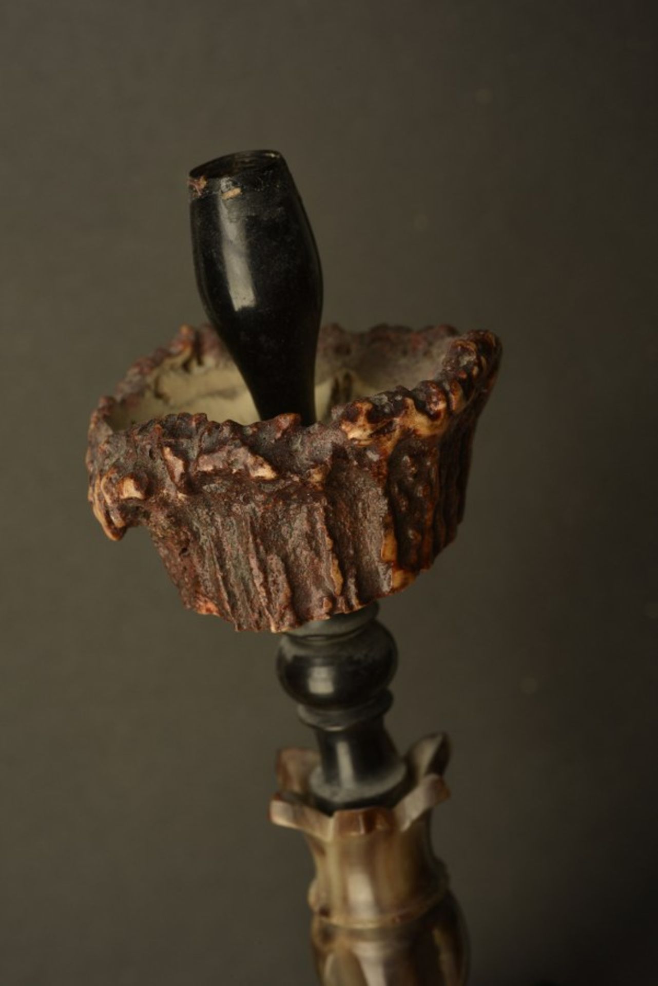 Pipe de réserviste d'un régiment d'artillerieEn bois, incomplète. Décorée d'un canon, celui-ci est - Bild 4 aus 4