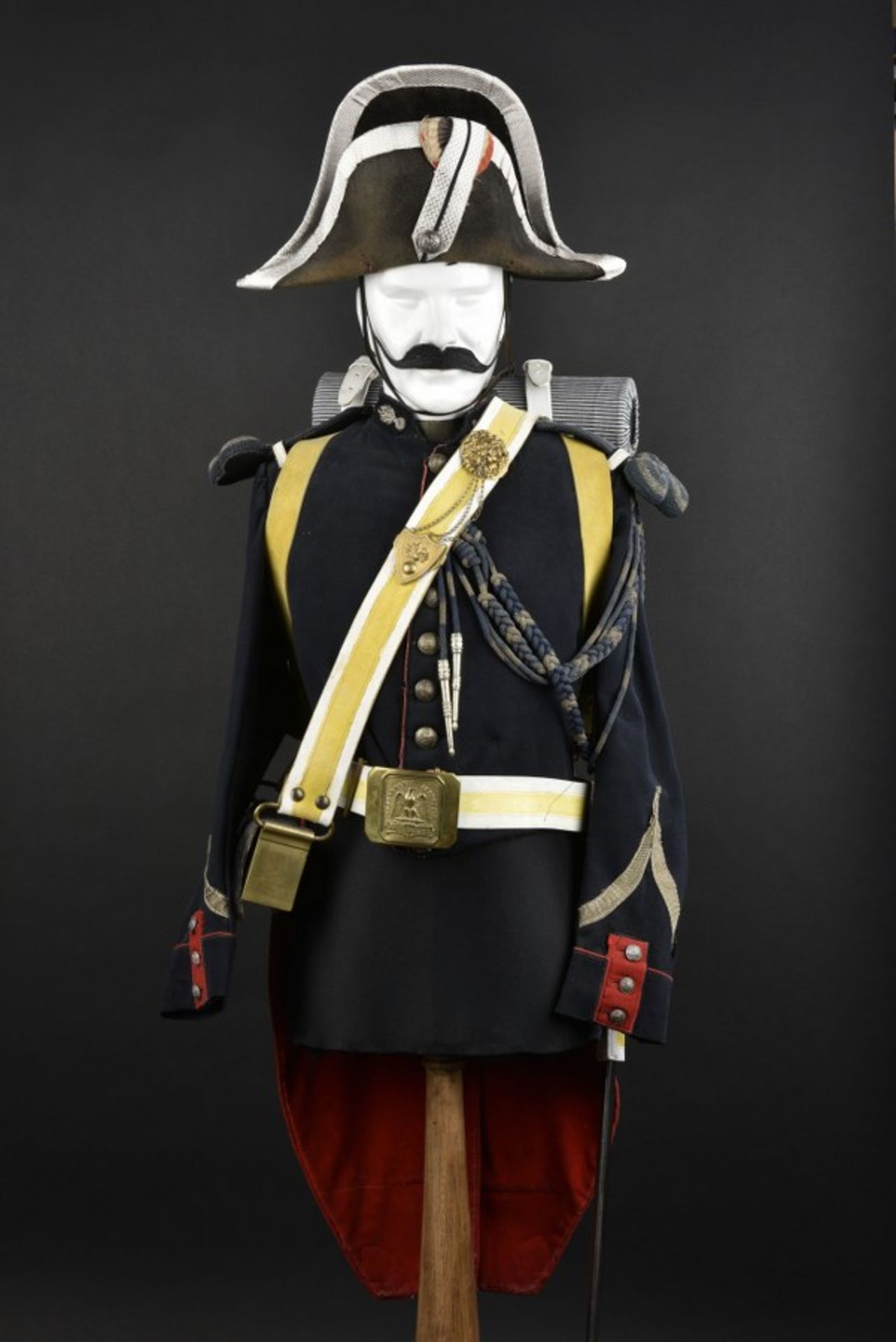 Bustier de Gendarme modèle 1868comprenant un bicorne de troupe de la gendarmerie impériale modèle