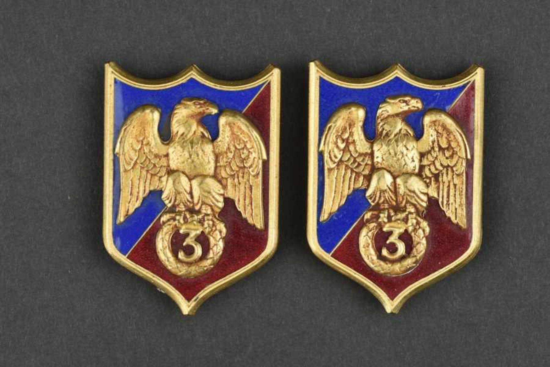 Deux insignes du second modèle du 3ème Régiment de la Garde.Fabrication Drago, avec leurs trois
