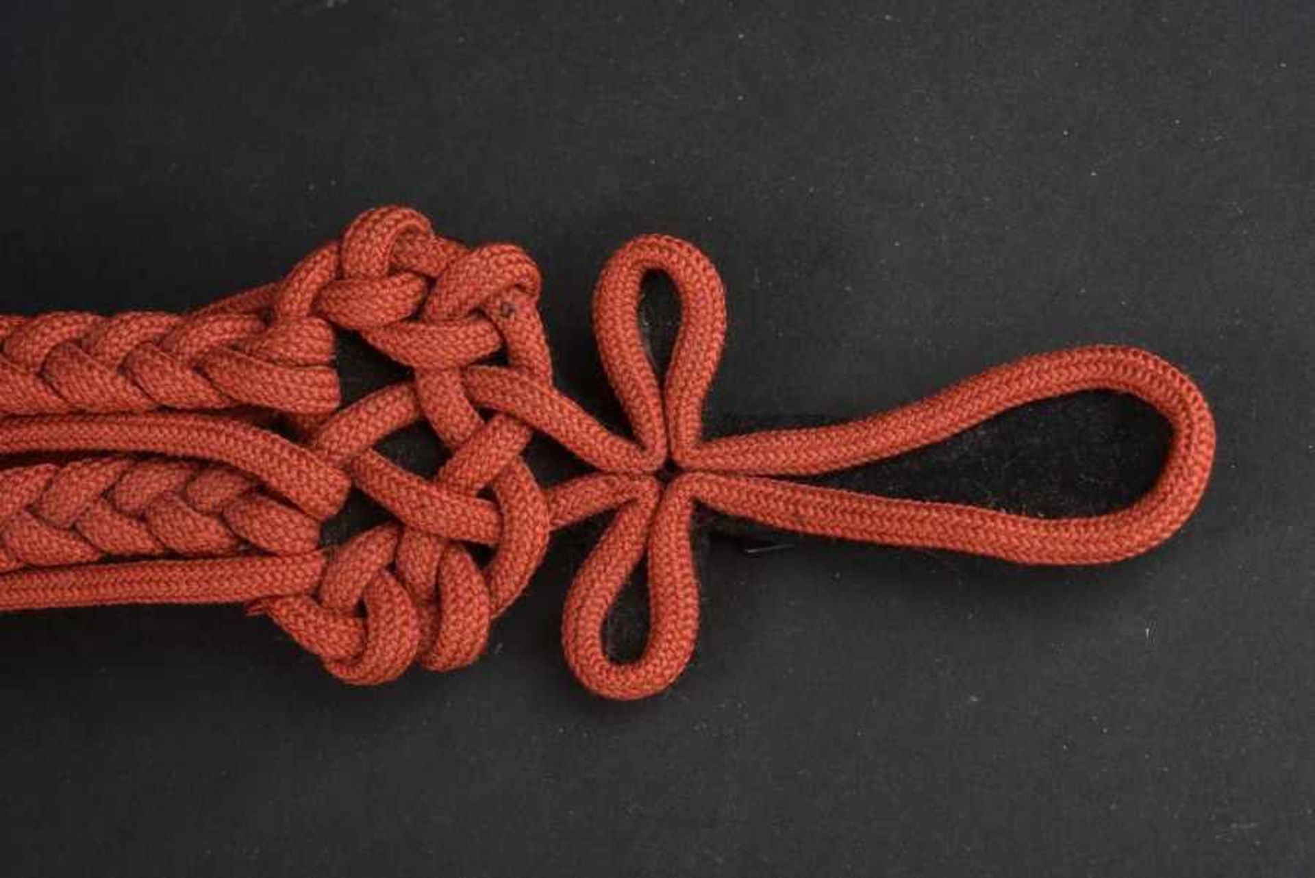 Aiguillette de troupe de la Garde Républicaineen cordelette rouge, avec ferrets en cuivre à la - Bild 2 aus 2