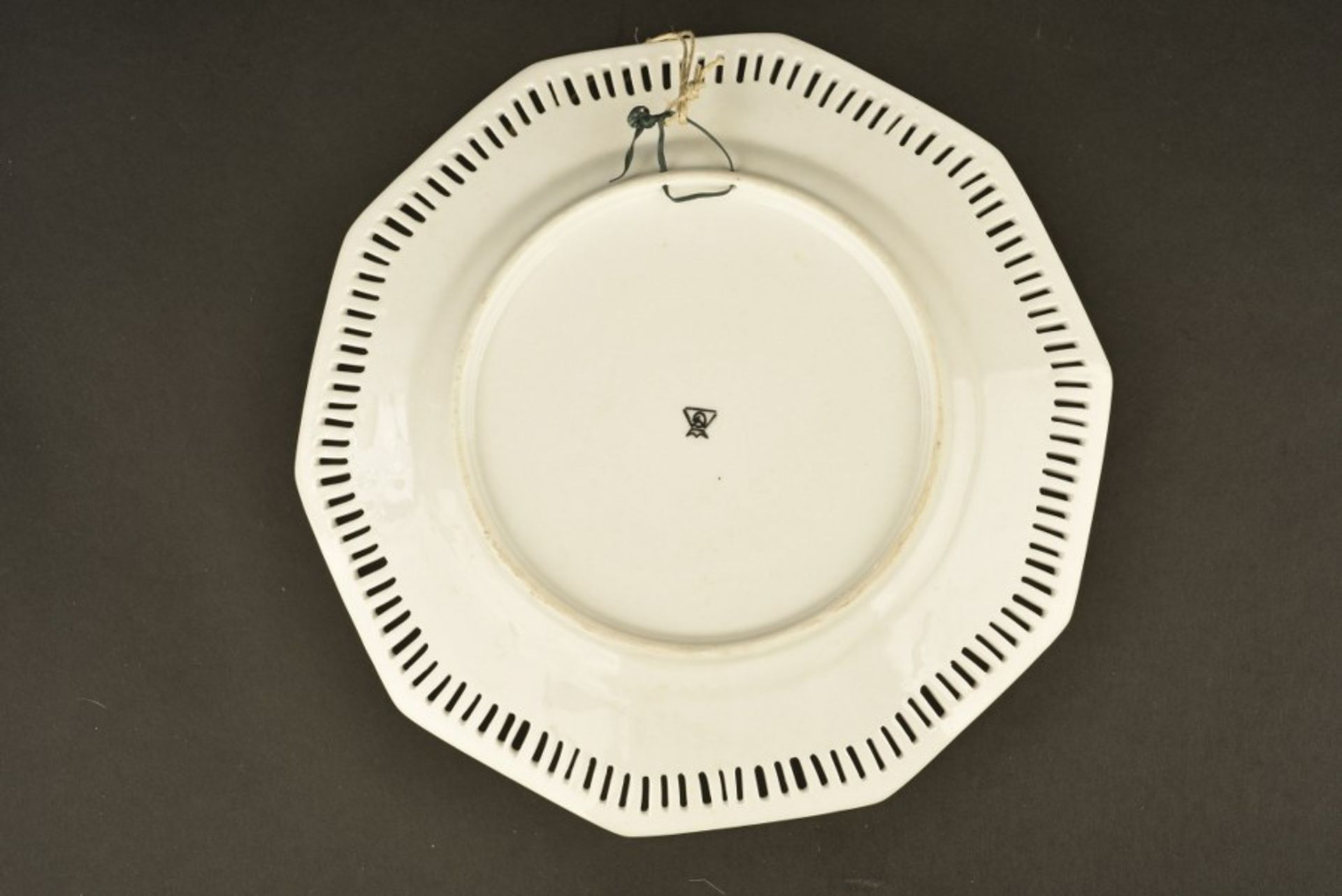 Assiette décorative HindenburgEn porcelaine blanche, bordure ajourée. Portrait central d'Hindenburg. - Bild 3 aus 3