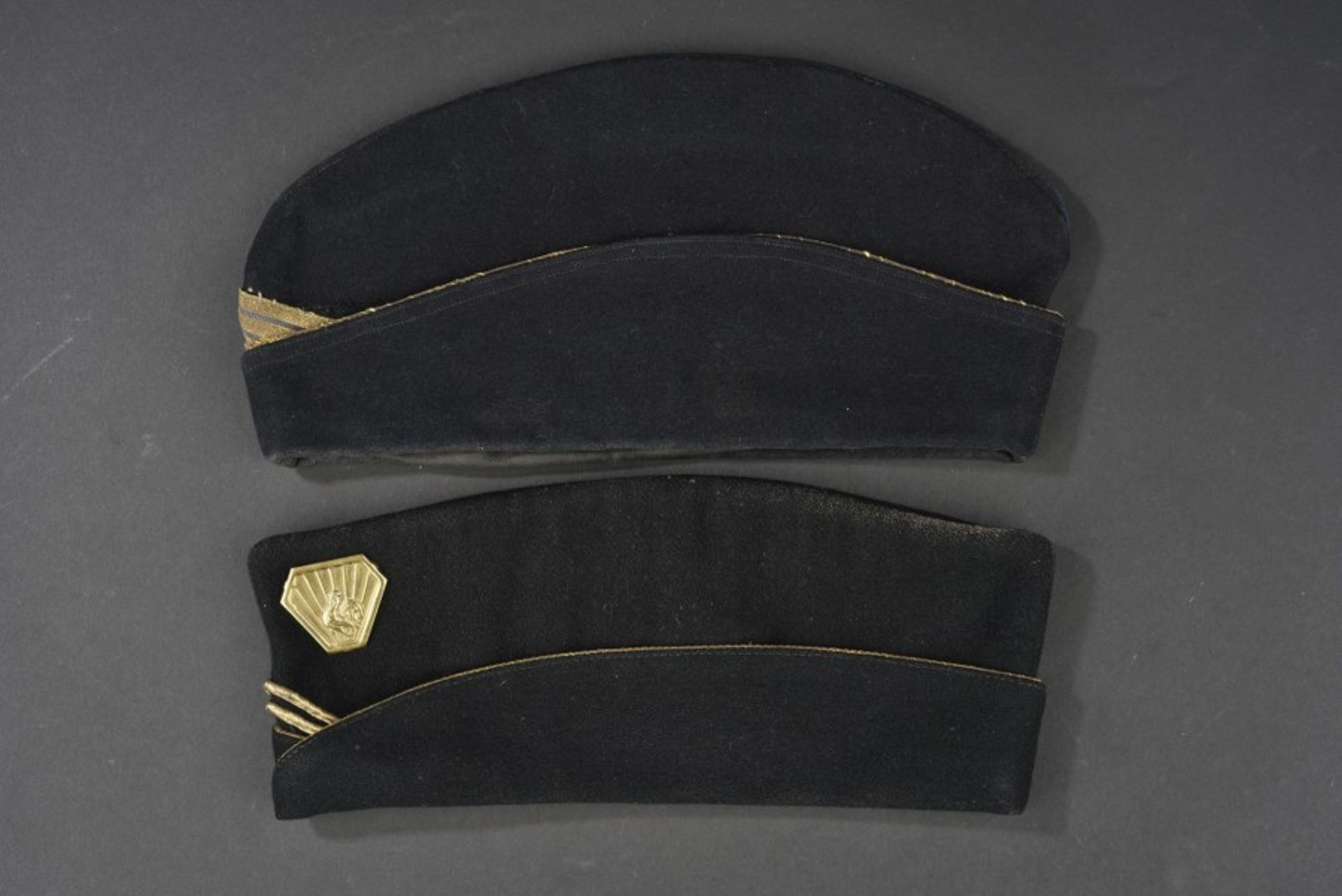 Ensemble de deux bonnets de police de la Gendarmerie comprenant un modèle de lieutenant de la