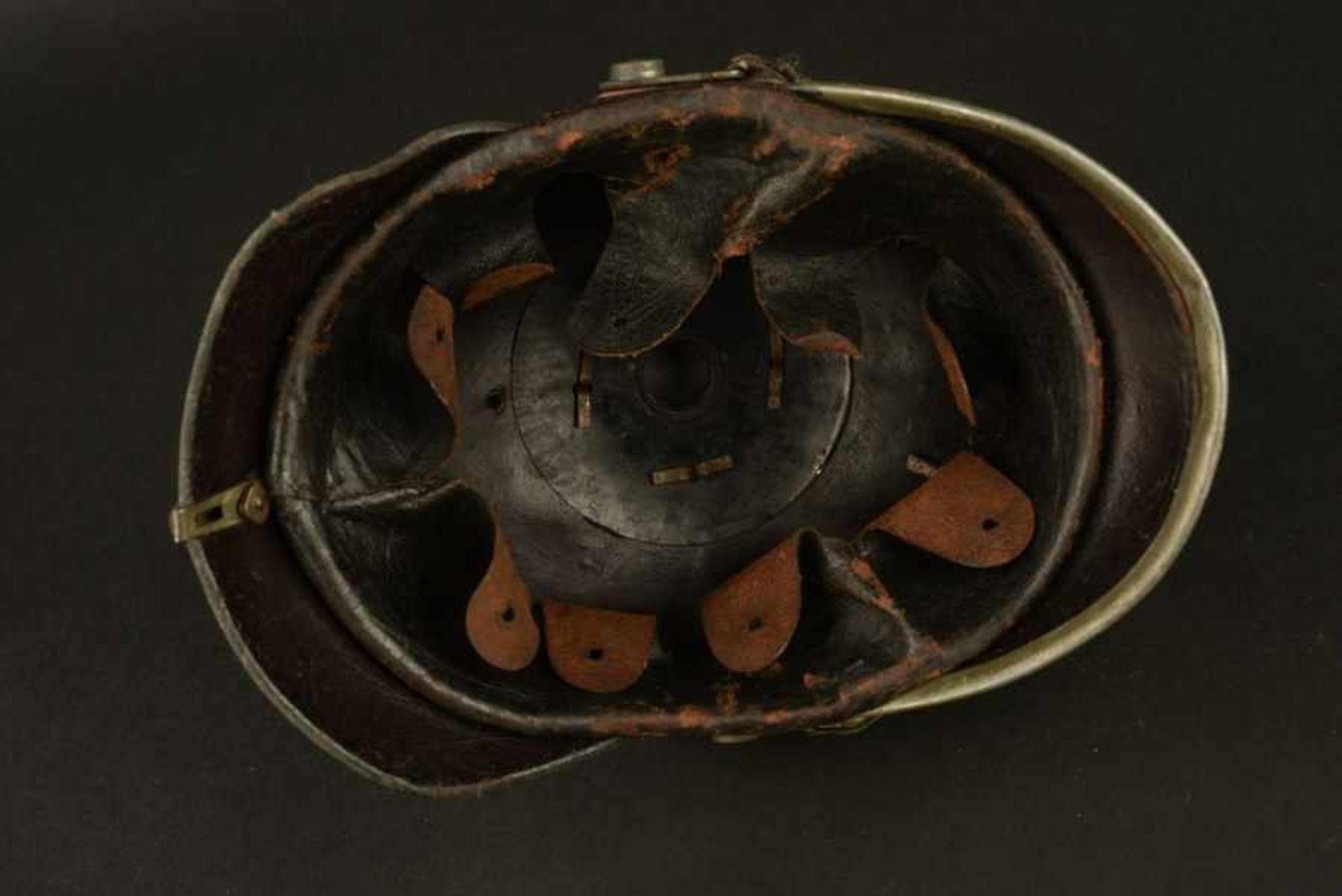 Casque à pointe troupe badois 1915Coque en cuir présentant quelques griffures et marques d'usures. - Bild 2 aus 4