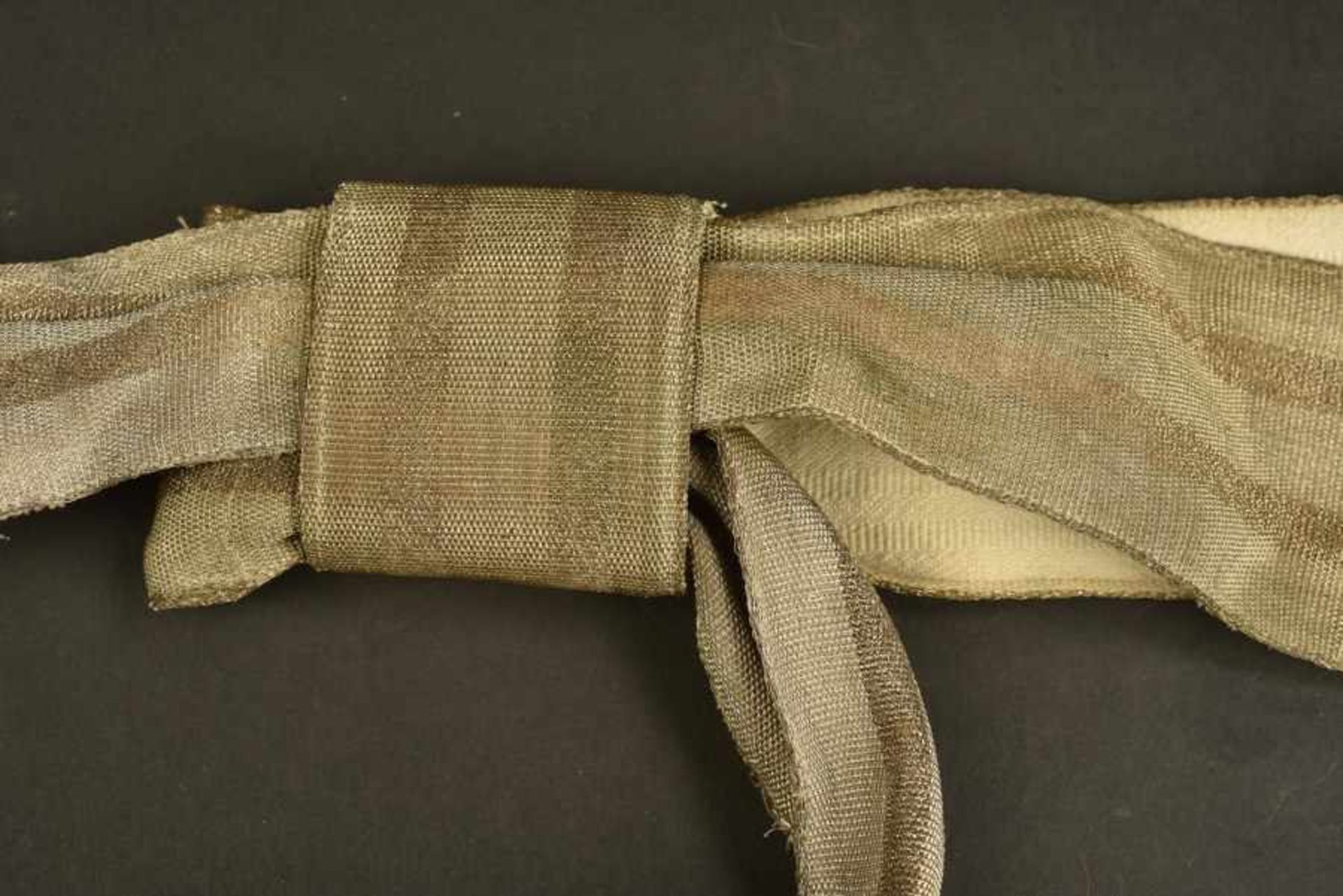 Ceinture écharpe d'officier Modèle probablement prussien. En fils argentés. A noter une certaine - Bild 2 aus 4