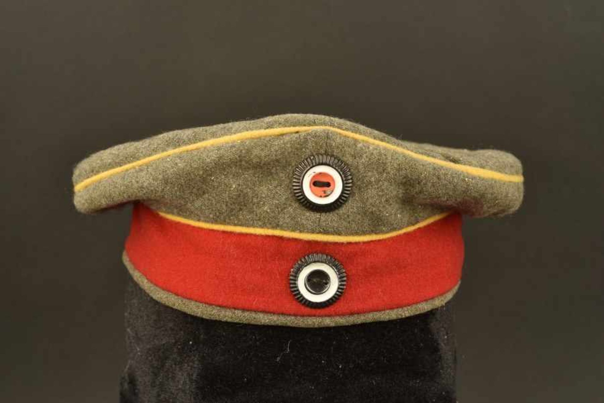 Mütze troupe de la CavalerieProbable achat personnel en drap feldgrau, bandeau rouge, liseré