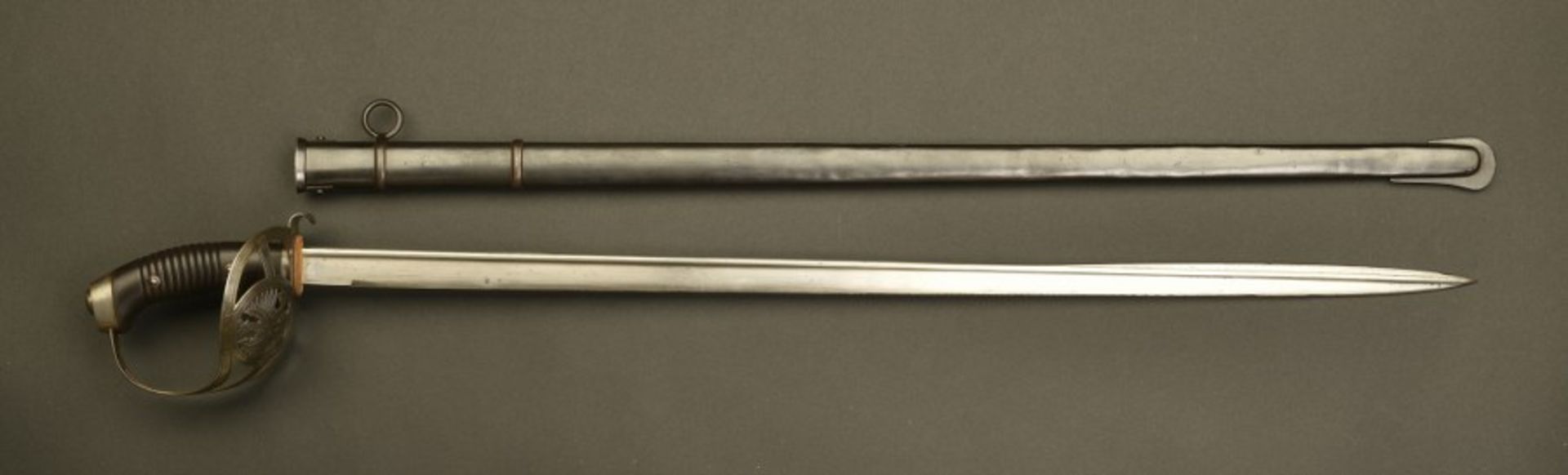 Sabre modèle 1889 de Cavalerie TroupeGarde en métal arborant l'aigle impériale et marquée VIII 11.