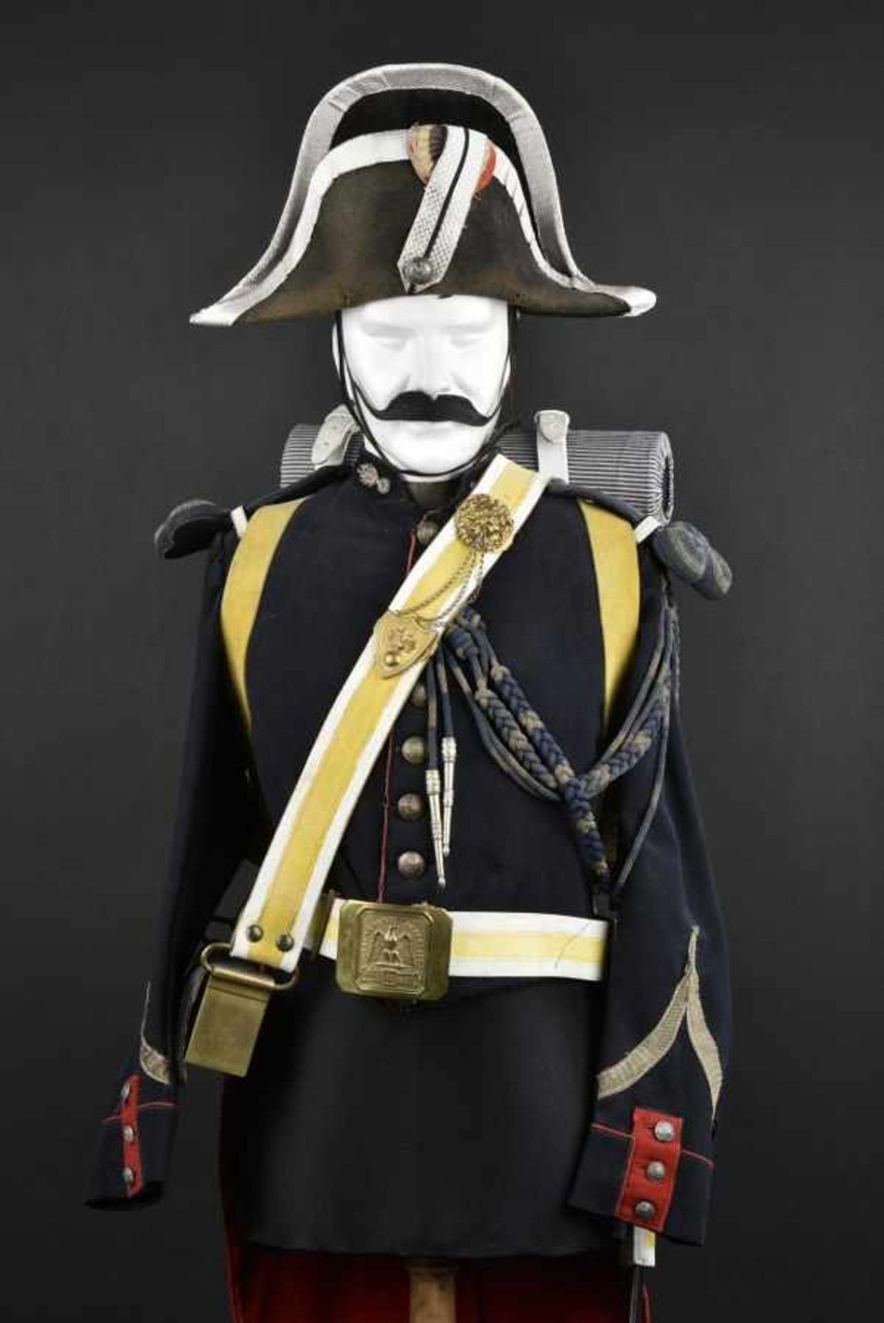 Bustier de Gendarme modèle 1868comprenant un bicorne de troupe de la gendarmerie impériale modèle - Bild 2 aus 4