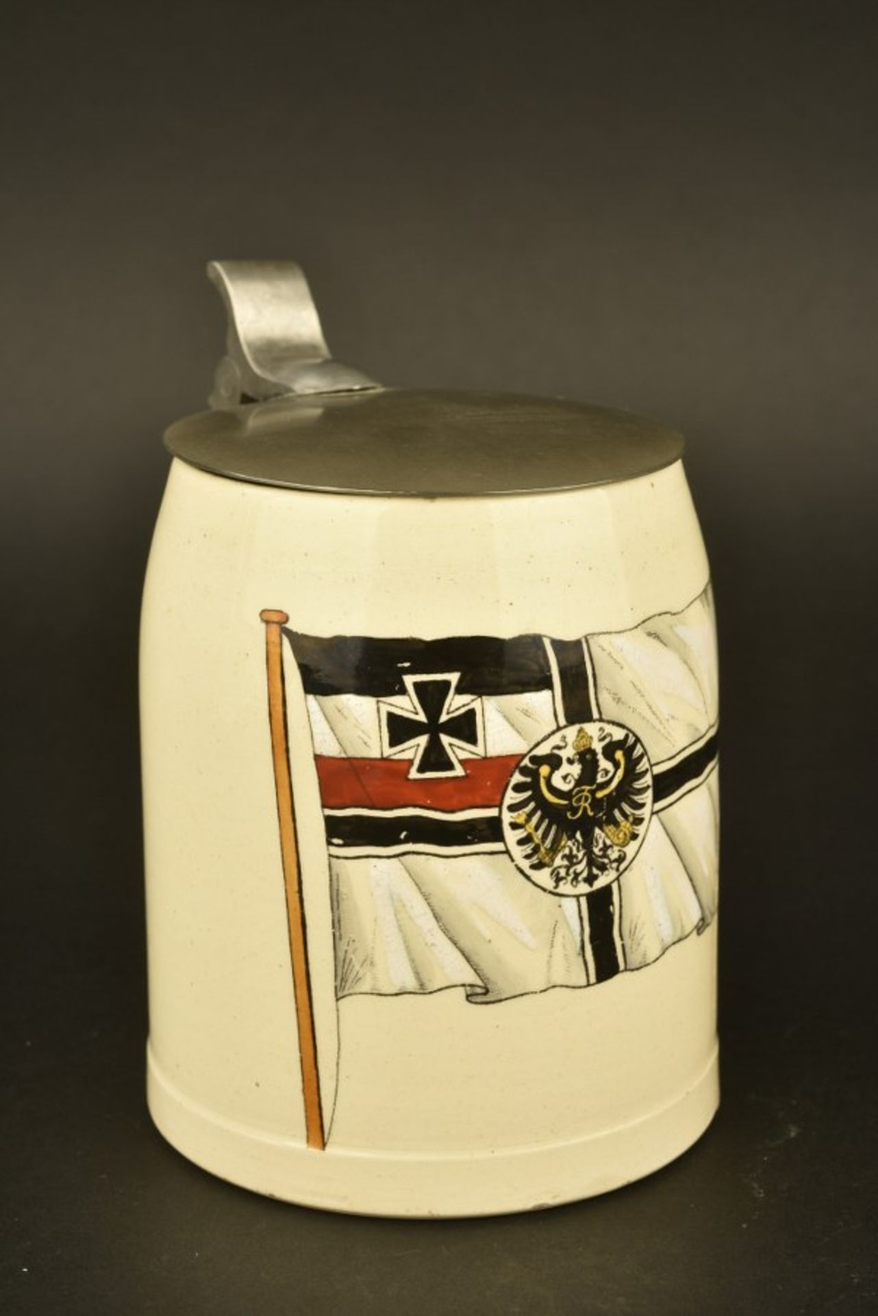 Chope patriotiqueEn porcelaine blanche, couvercle métallique. Décorée du drapeau allemand peint.