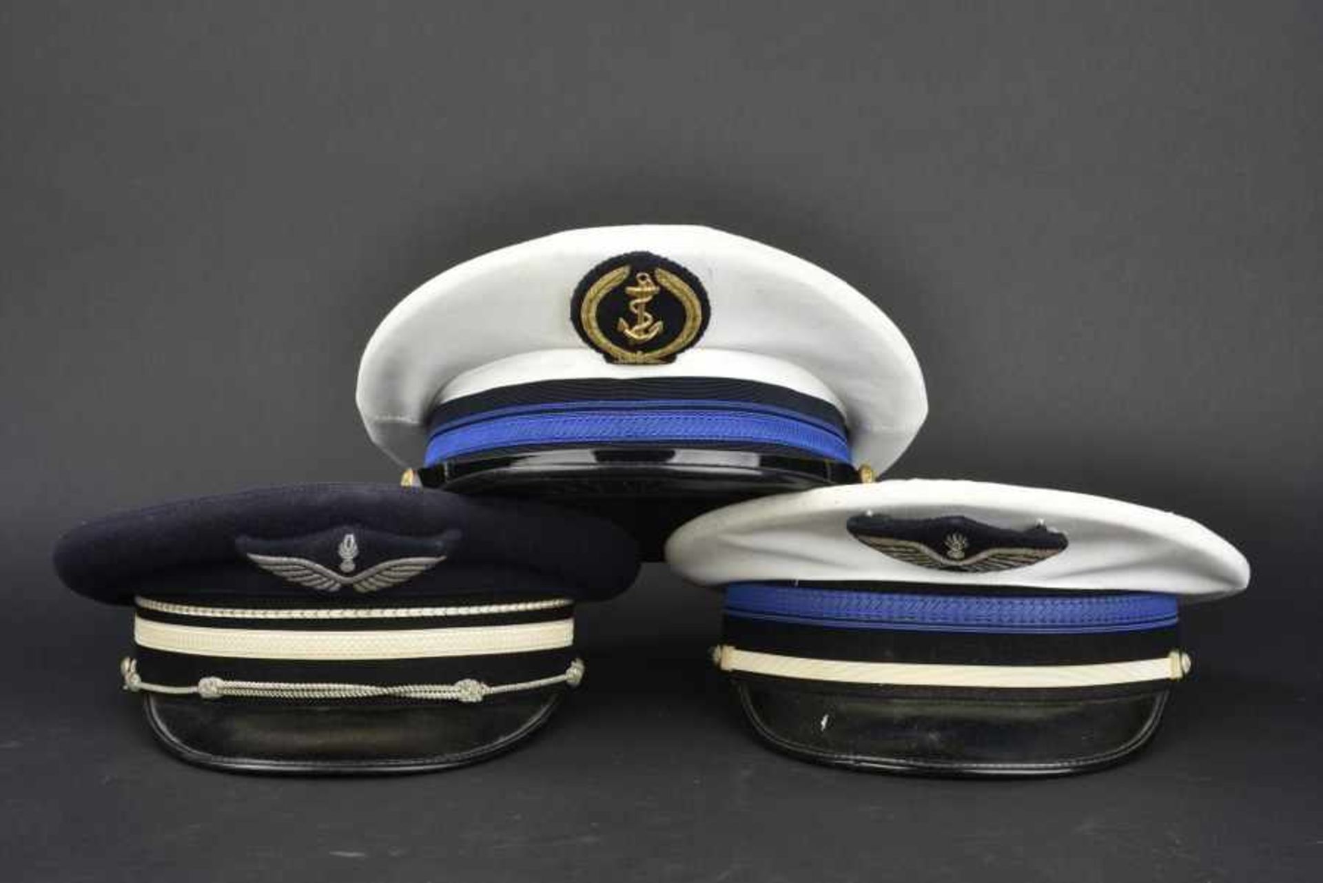 Ensemble de casquette de la Gendarmerie (après-guerre et contemporain) comprenant 2 gendarmerie de