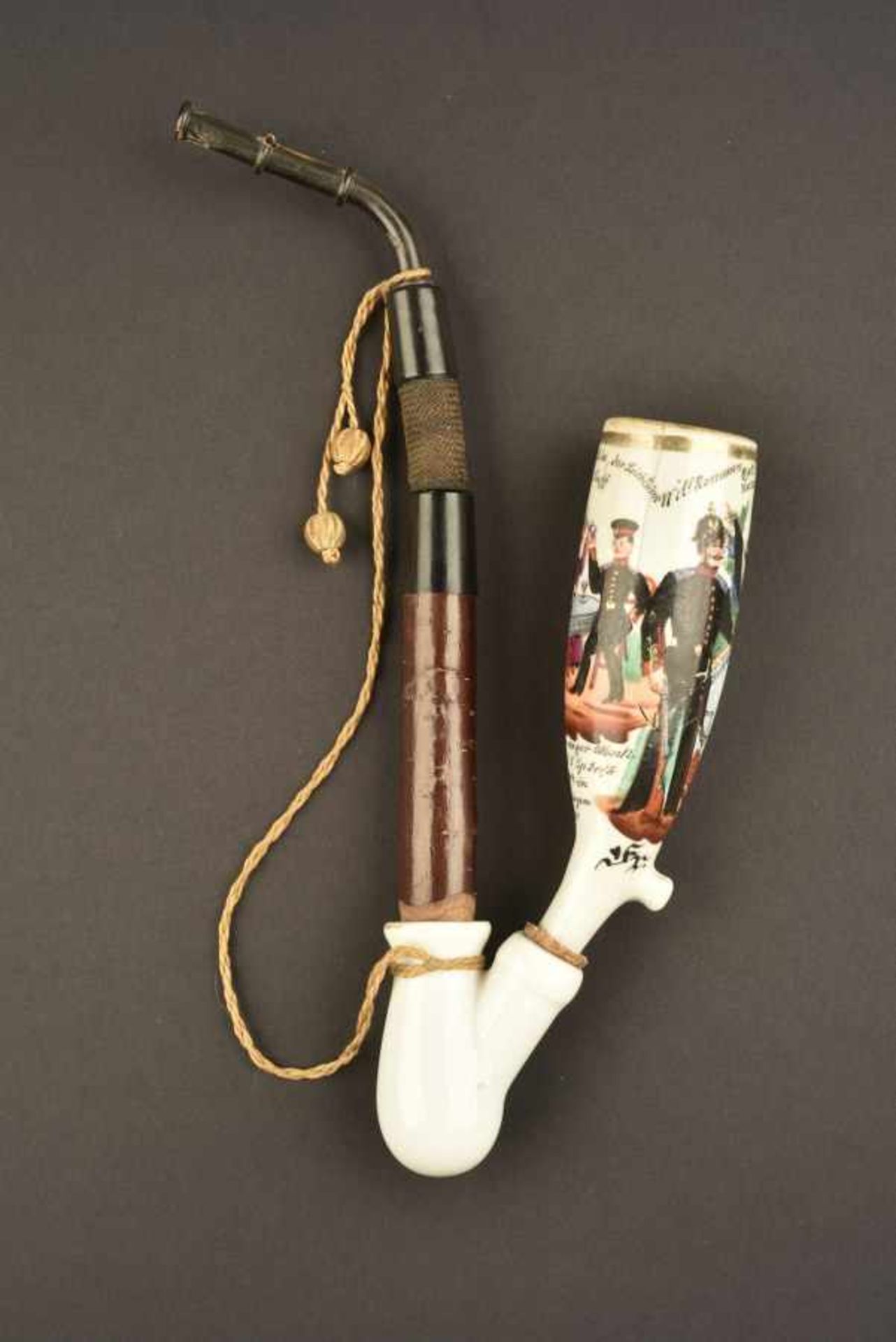 Pipe de réservistePetit modèle de pipe. Fourneau en porcelaine blanche, richement décoré, marqué