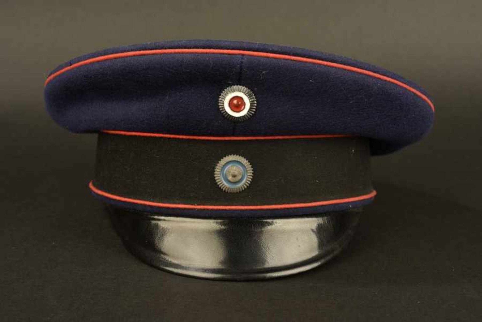 Casquette type d'officier BavaroiseEn drap bleu marine, bandeau noir, triple liseré rouge. Double