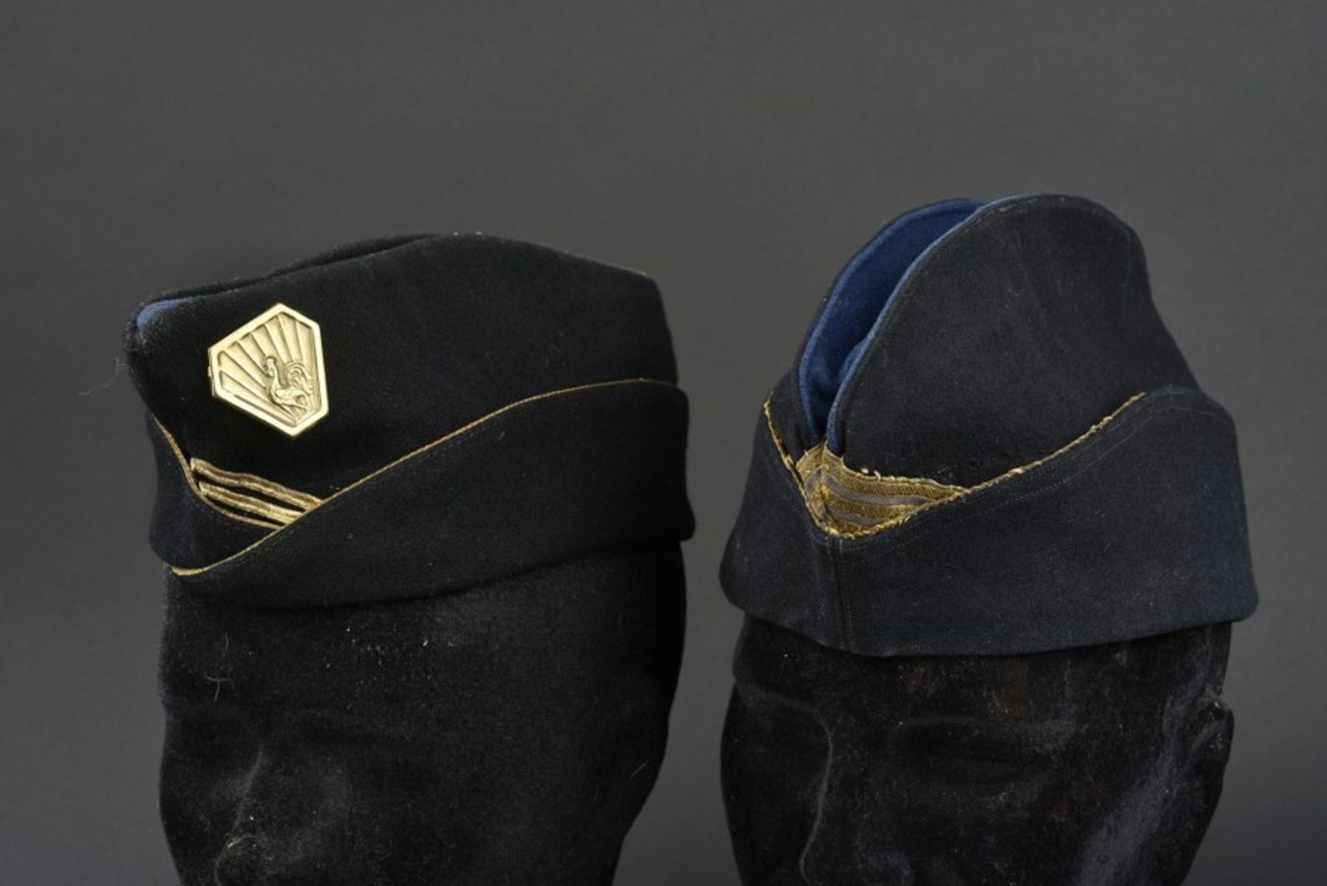 Ensemble de deux bonnets de police de la Gendarmerie comprenant un modèle de lieutenant de la - Bild 4 aus 4