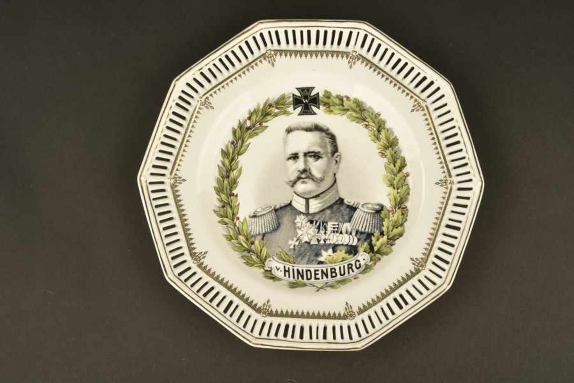 Assiette décorative HindenburgEn porcelaine blanche, bordure ajourée. Portrait central d'Hindenburg.