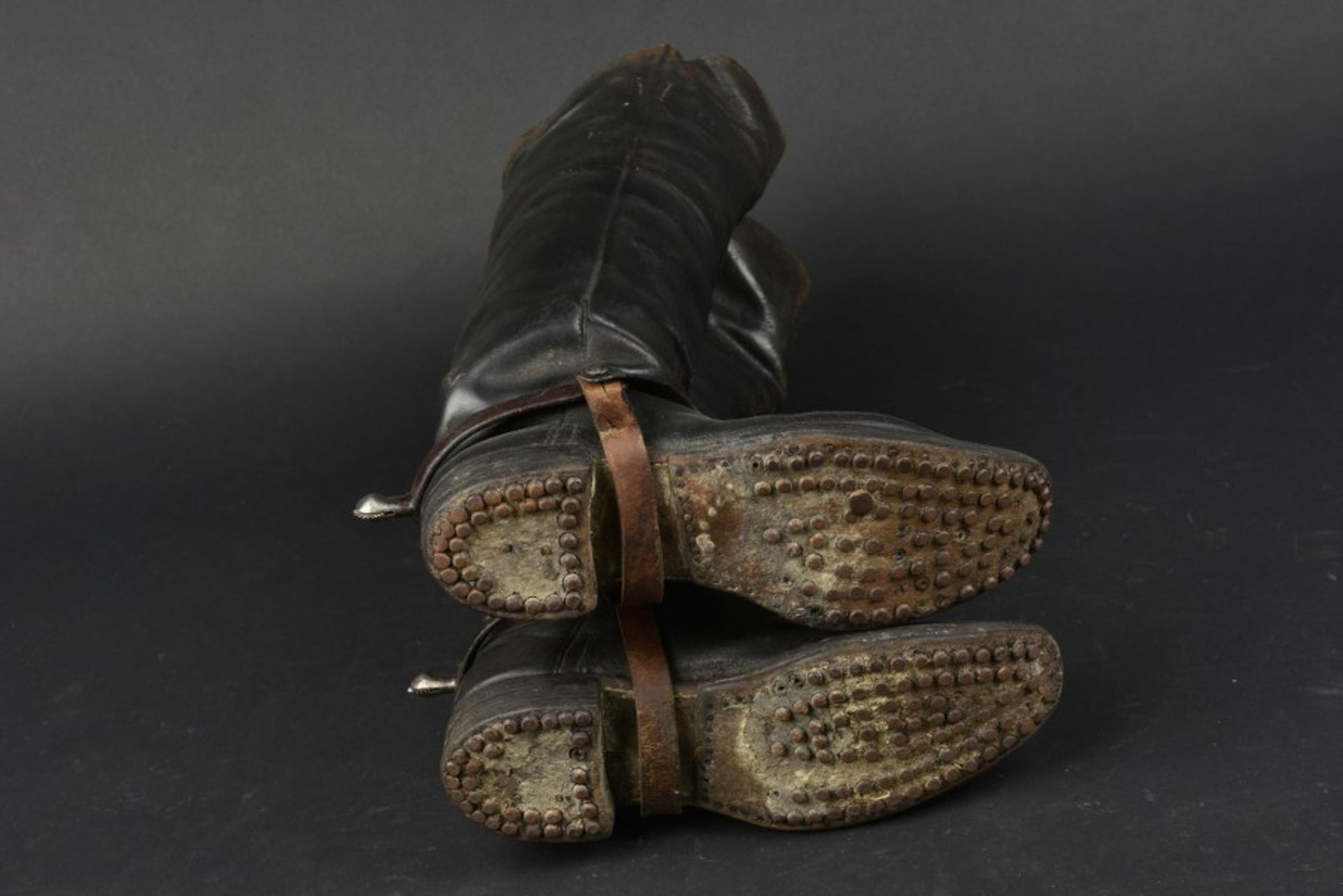 Paire de bottes dite « à l’écuyère »semelles d’origine et éperonnées. Etat d’usage. Photos - Bild 4 aus 4