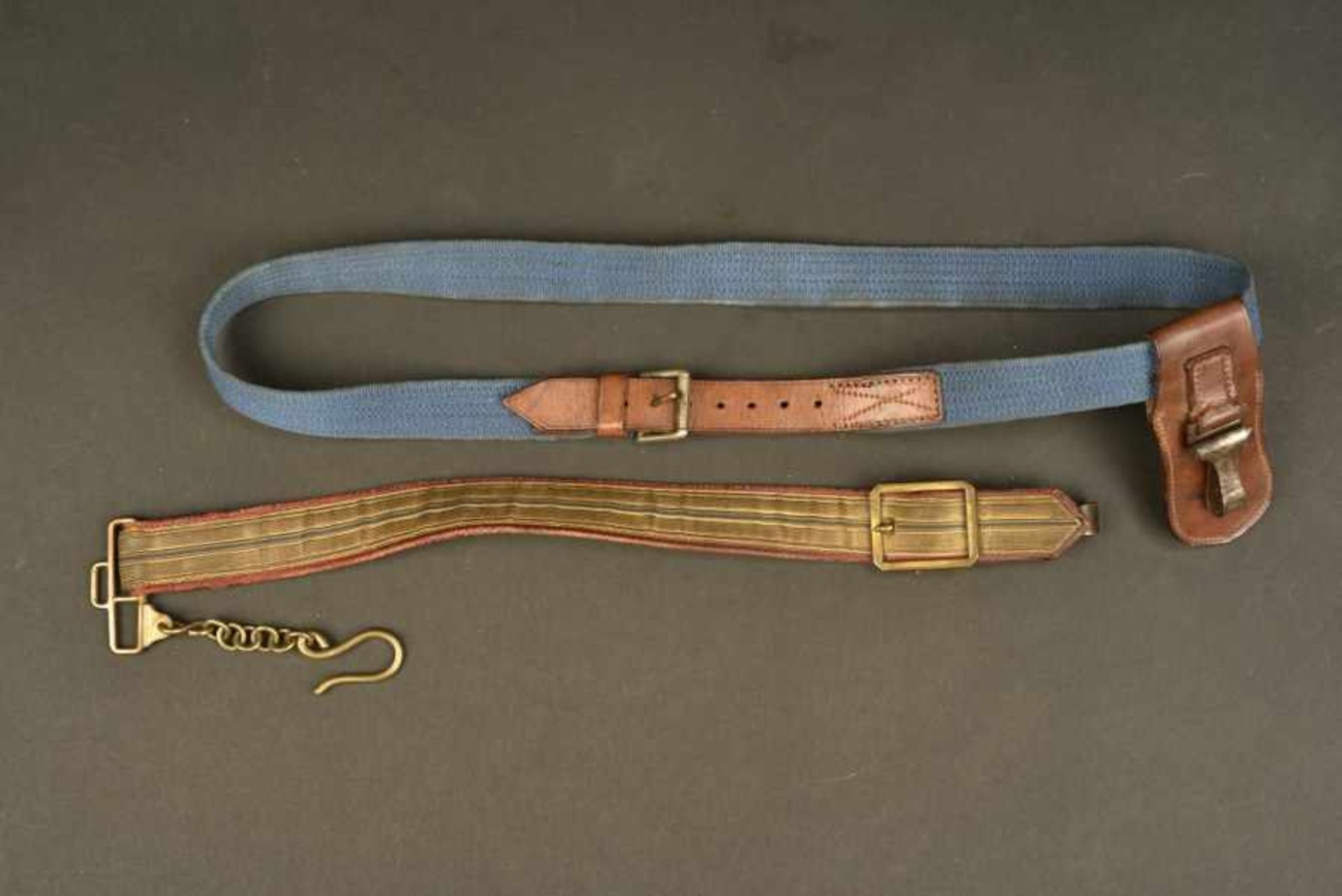 Porte sabre d'officierEn épais tissu bleu et cuir marron. Reste de marquages illisibles sous le