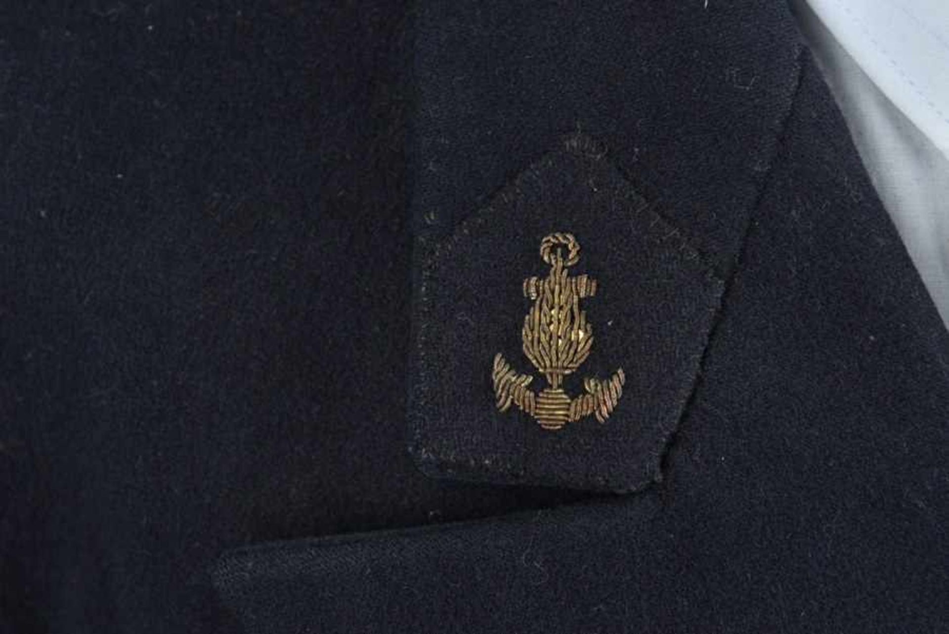 Bustier de Gendarme Maritime contemporain comprenant une casquette coiffe blanche, une vareuse, - Bild 3 aus 4